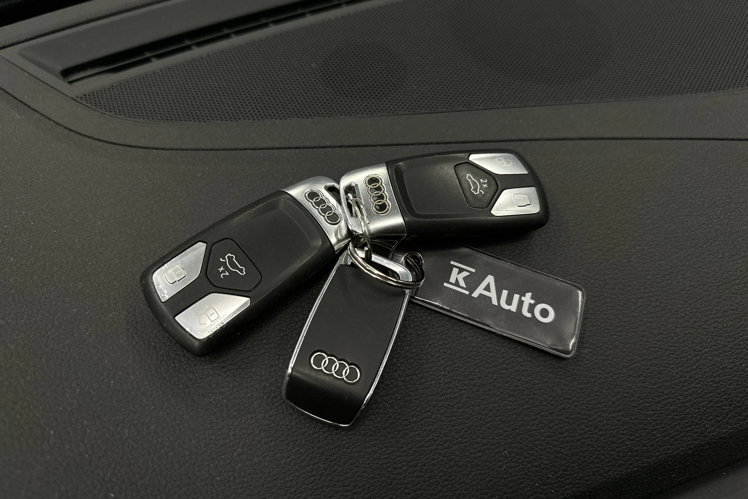 musta Audi A4 2022 kuva 38.