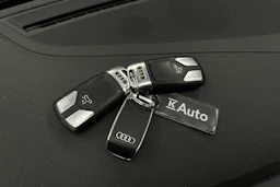 musta Audi A4 2022 kuva 38.