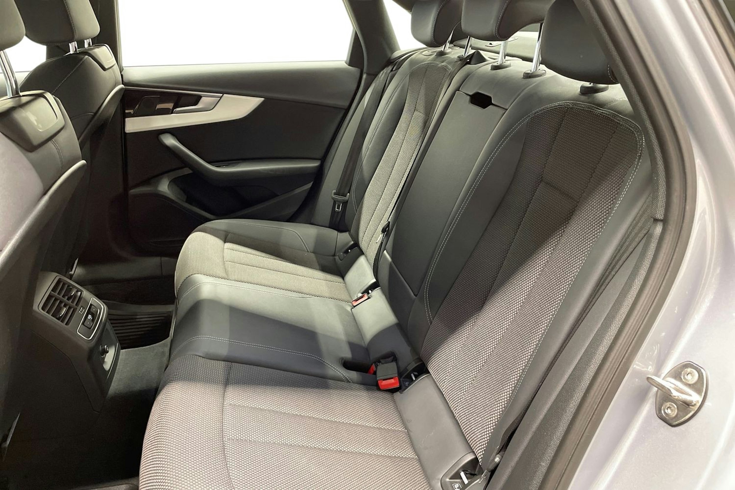 Harmaa Audi A4 2022 kuva 10.