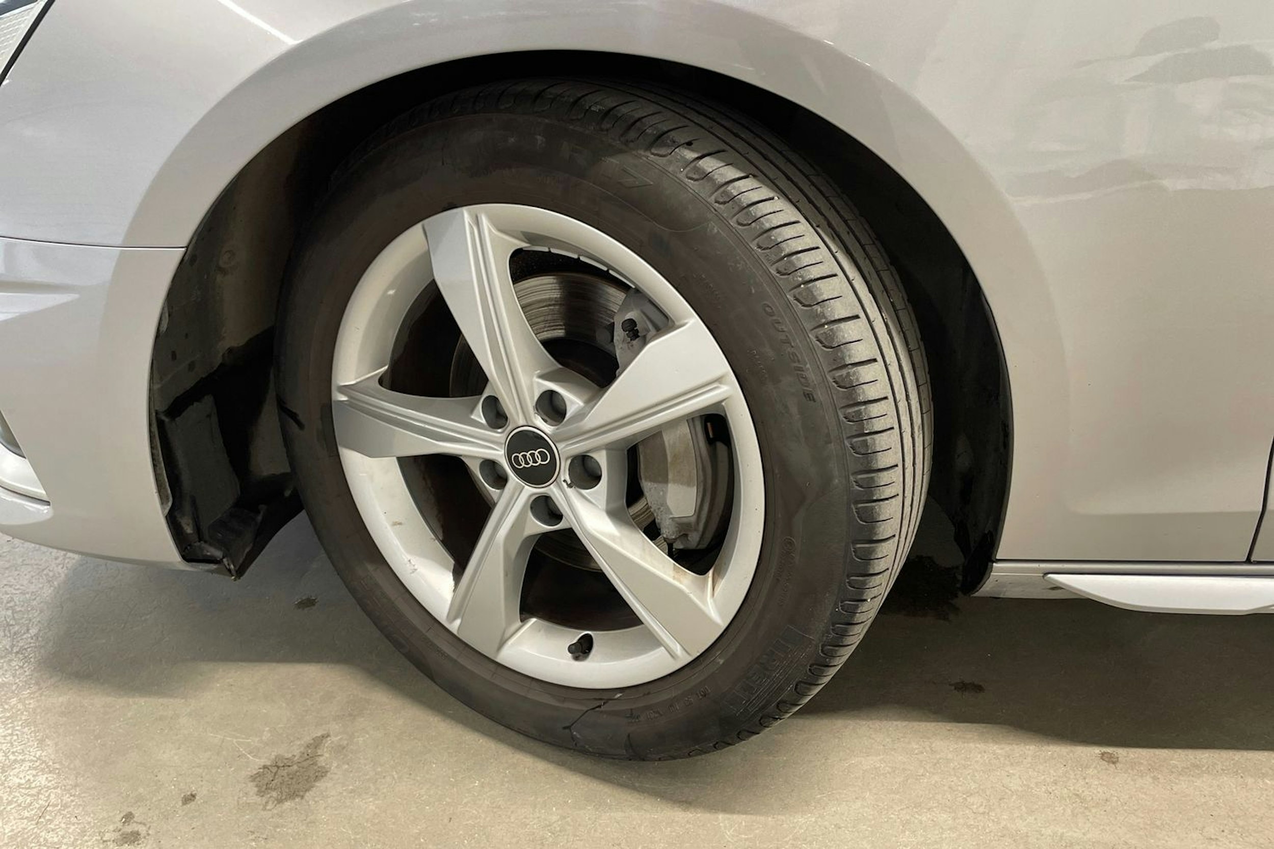Harmaa Audi A4 2022 kuva 13.