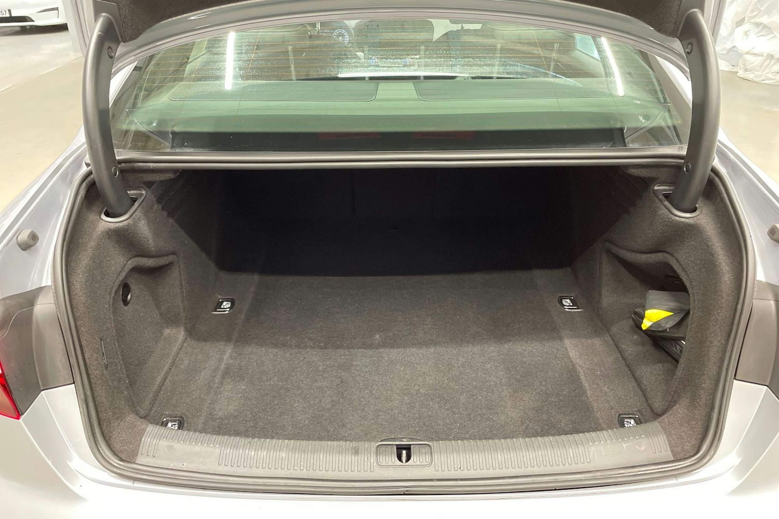 Harmaa Audi A4 2022 kuva 15.