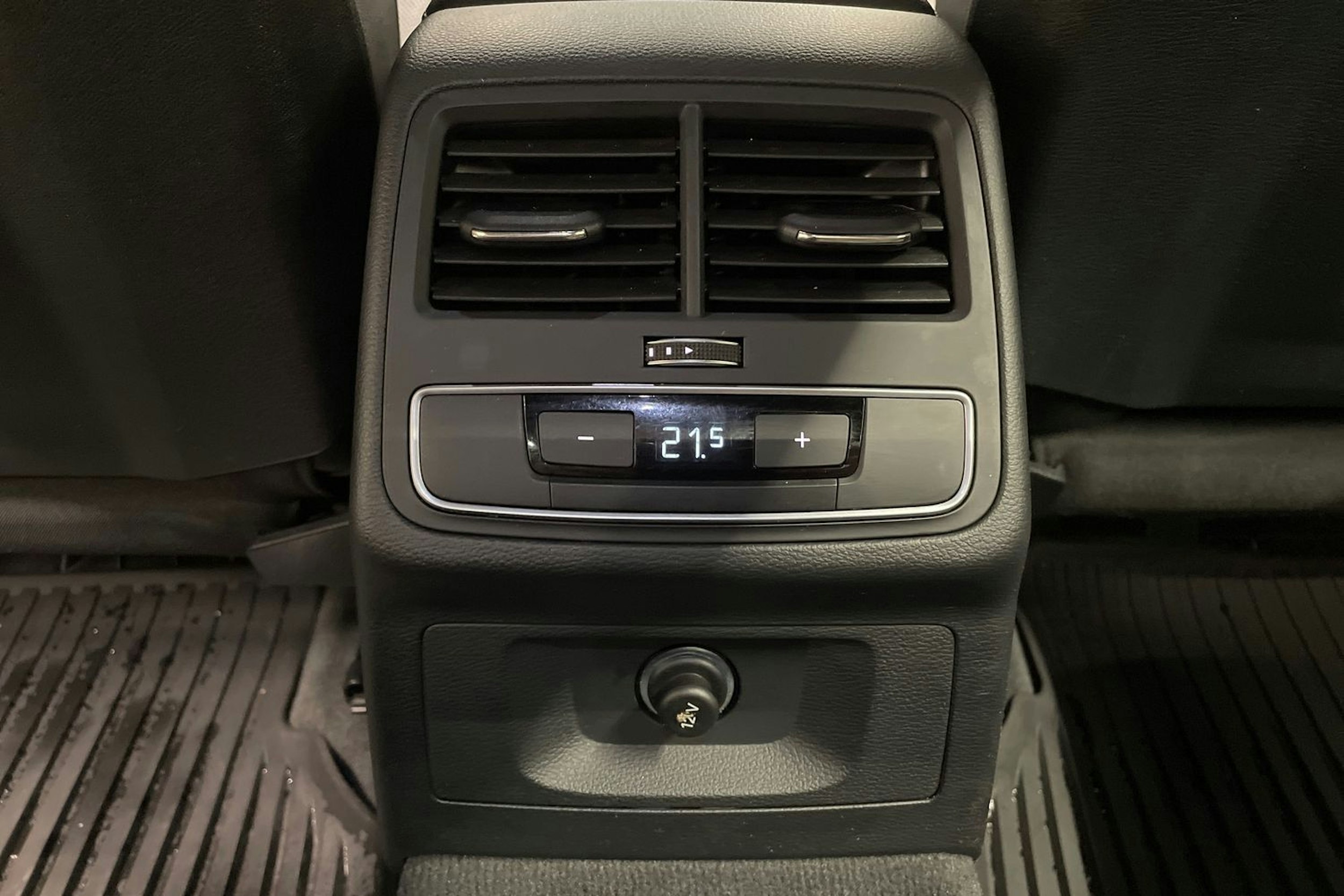 Harmaa Audi A4 2022 kuva 16.
