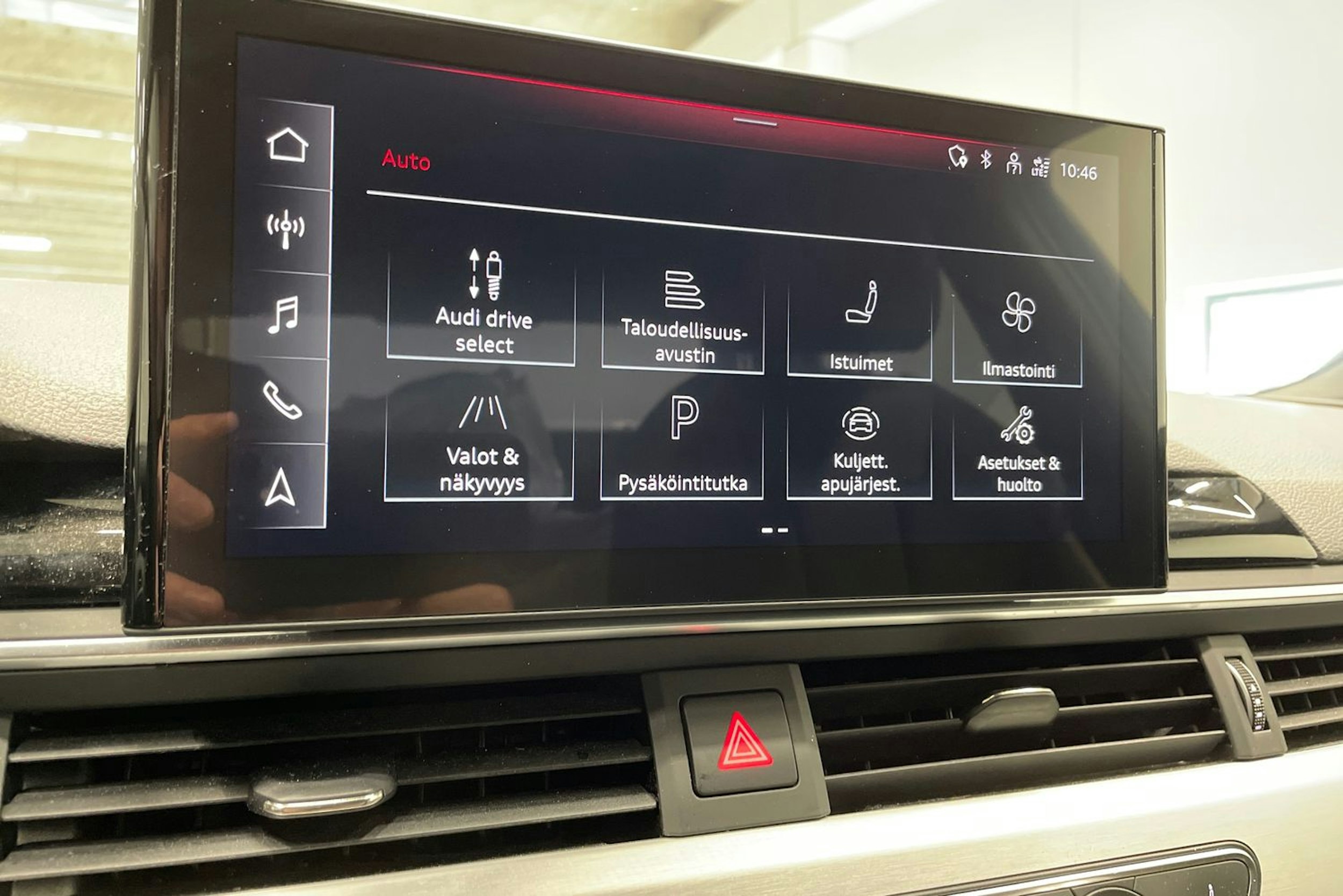 Harmaa Audi A4 2022 kuva 18.