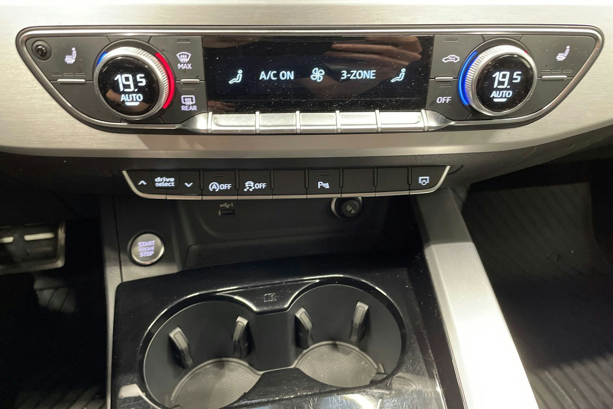 Harmaa Audi A4 2022 kuva 22.