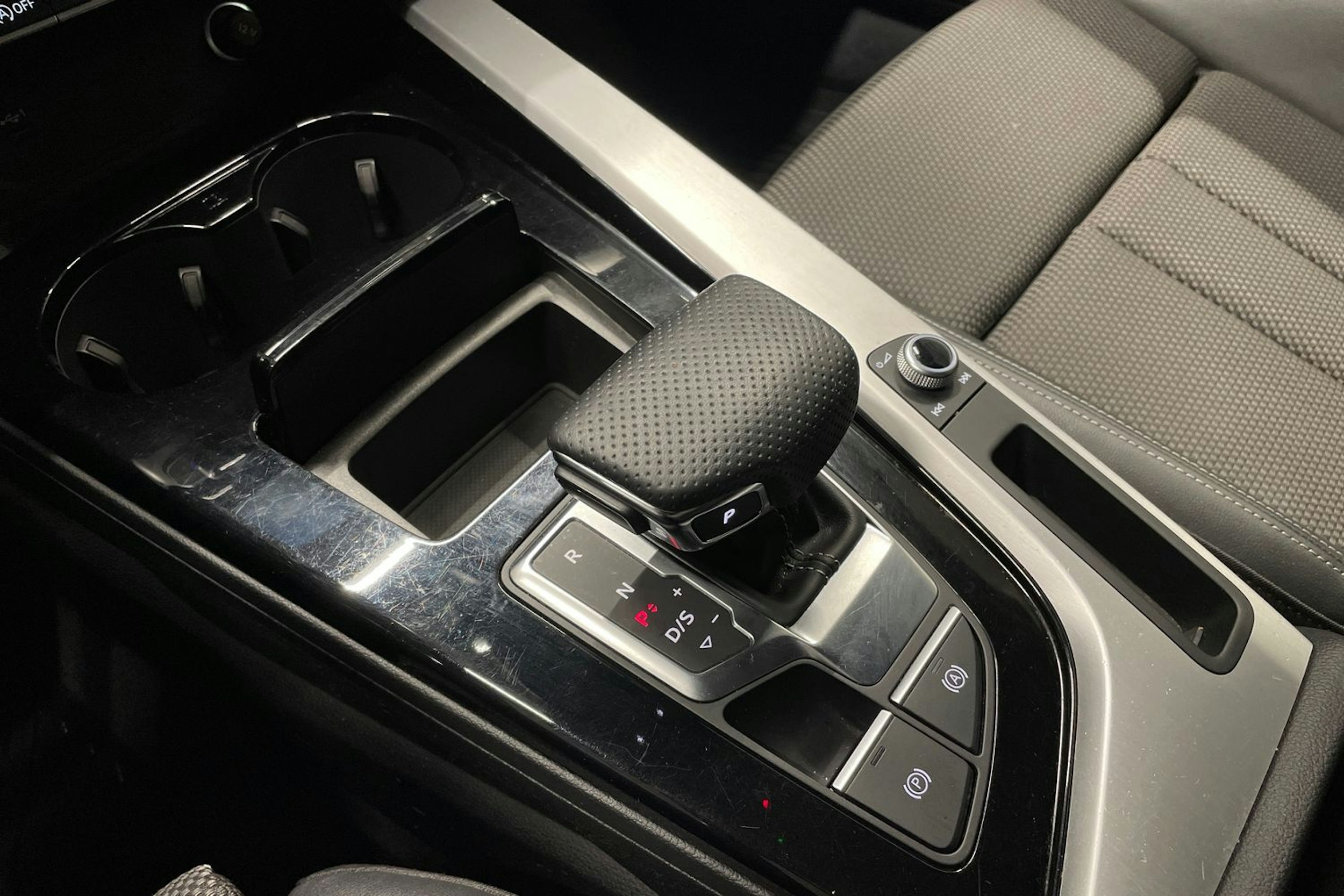 Harmaa Audi A4 2022 kuva 23.