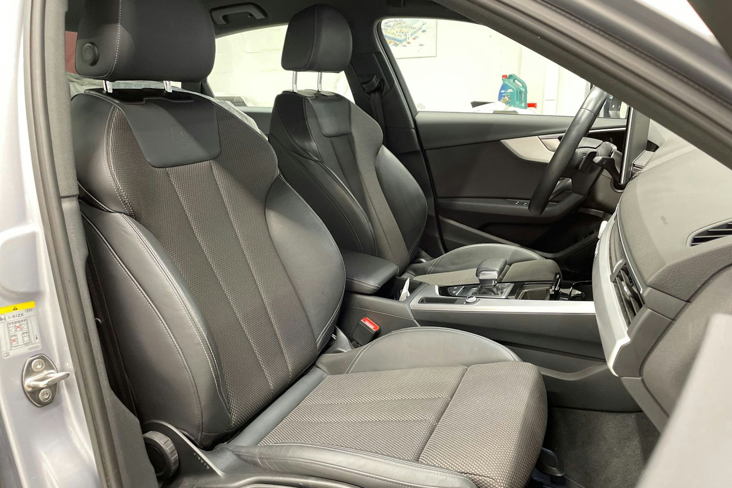 Harmaa Audi A4 2022 kuva 30.