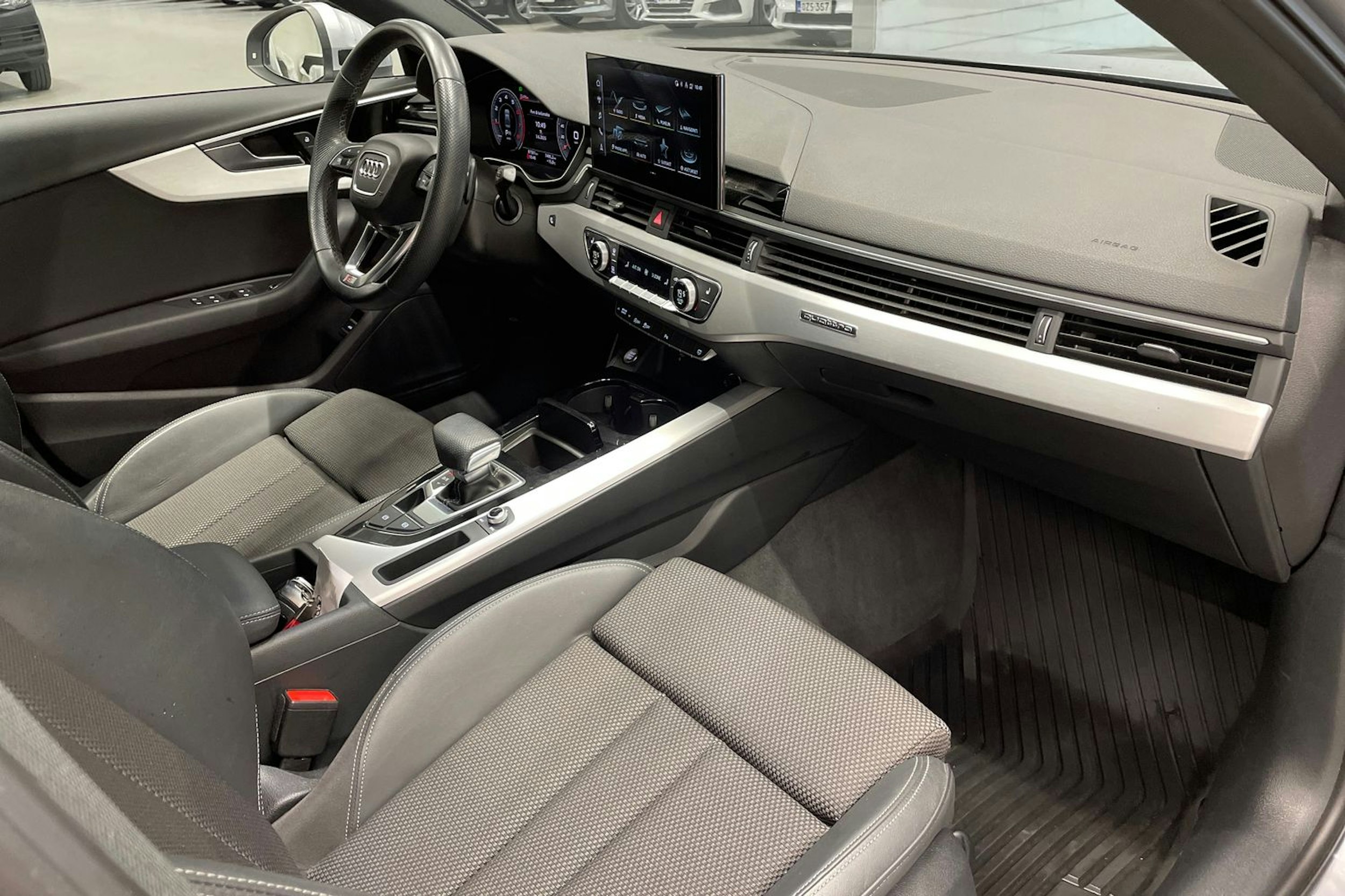Harmaa Audi A4 2022 kuva 31.