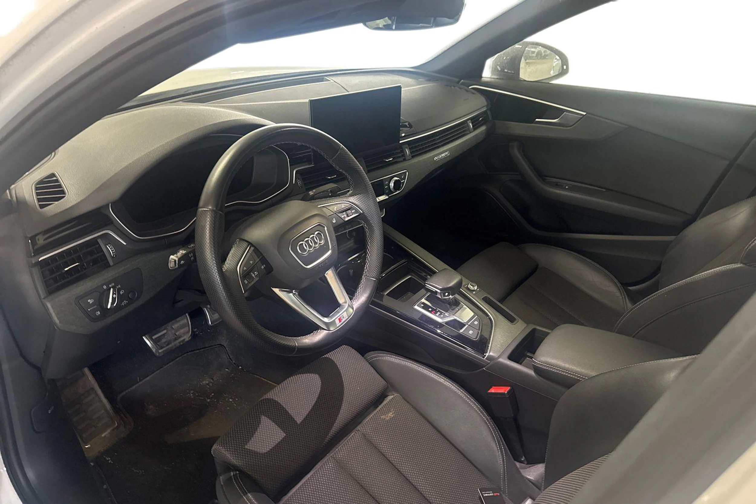 Valkoinen Audi A4 2022 kuva 3.