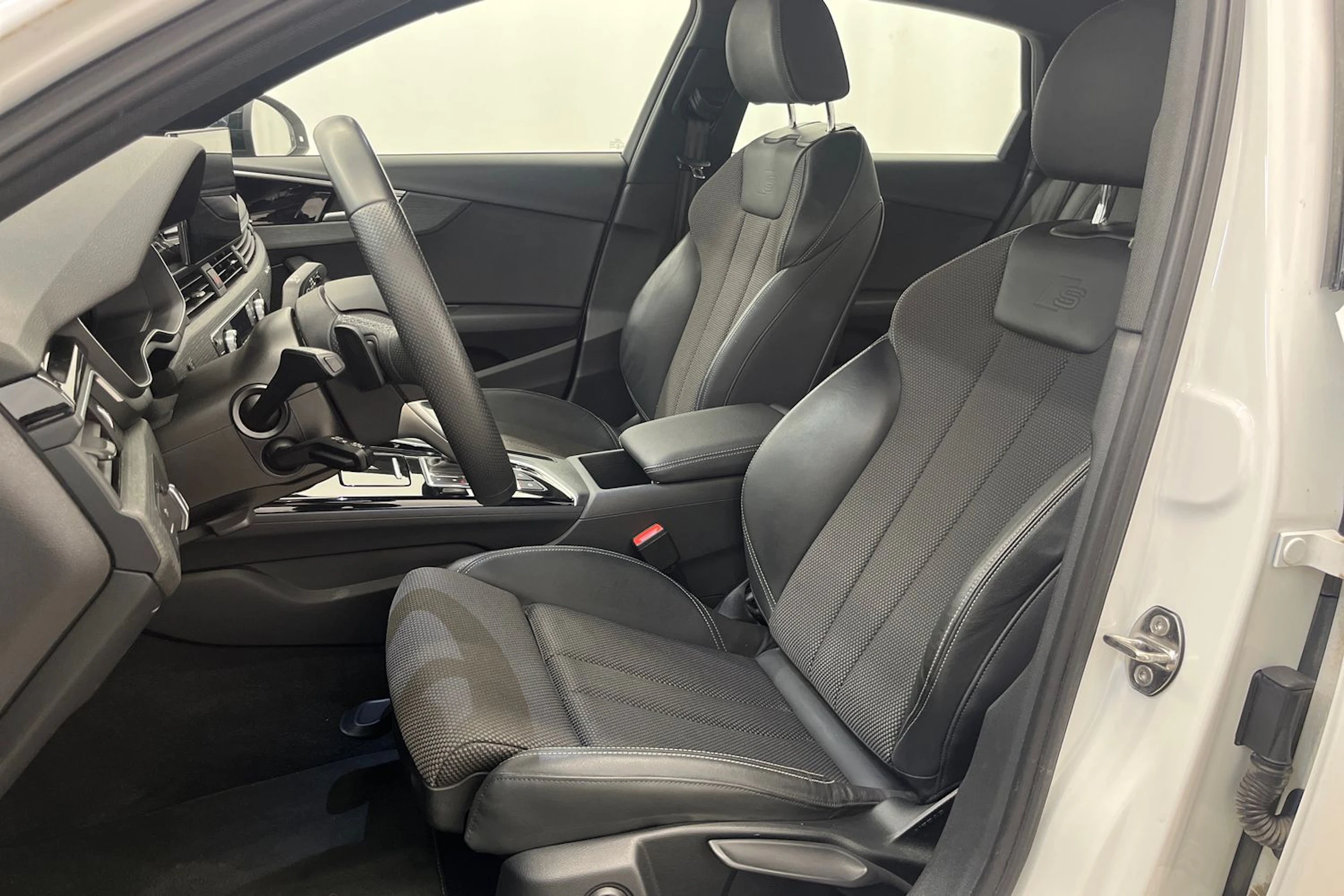 Valkoinen Audi A4 2022 kuva 12.