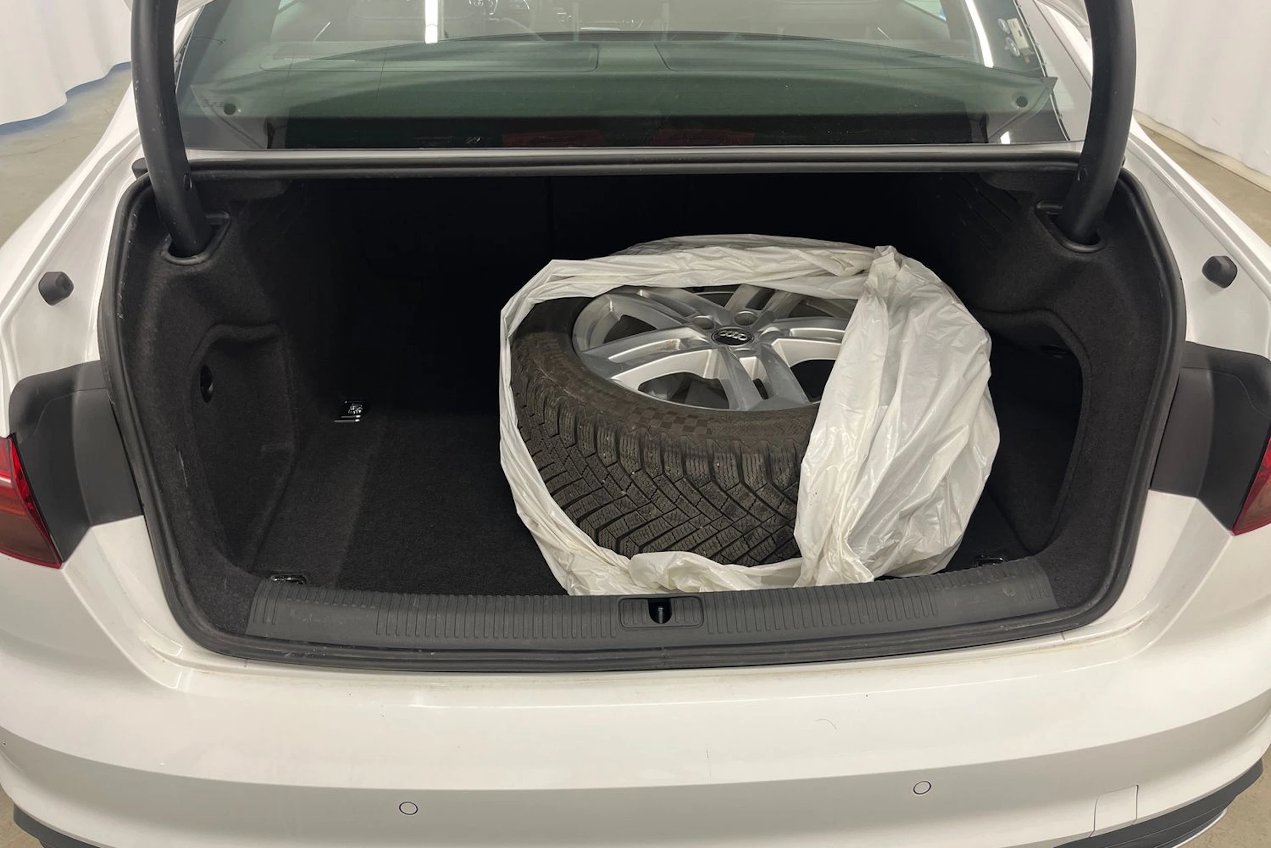 Valkoinen Audi A4 2022 kuva 20.