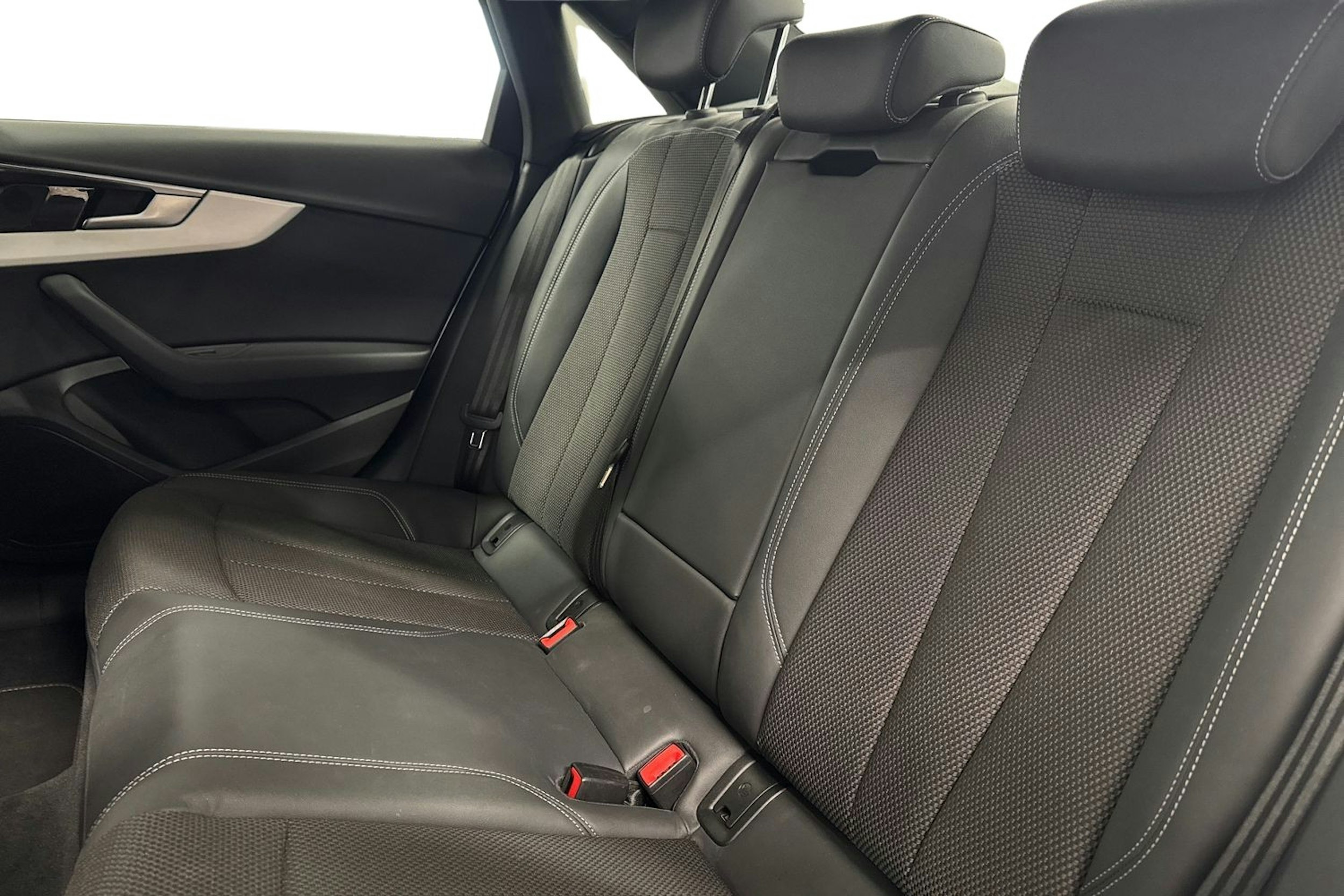 valkoinen Audi A4 2022 kuva 10.