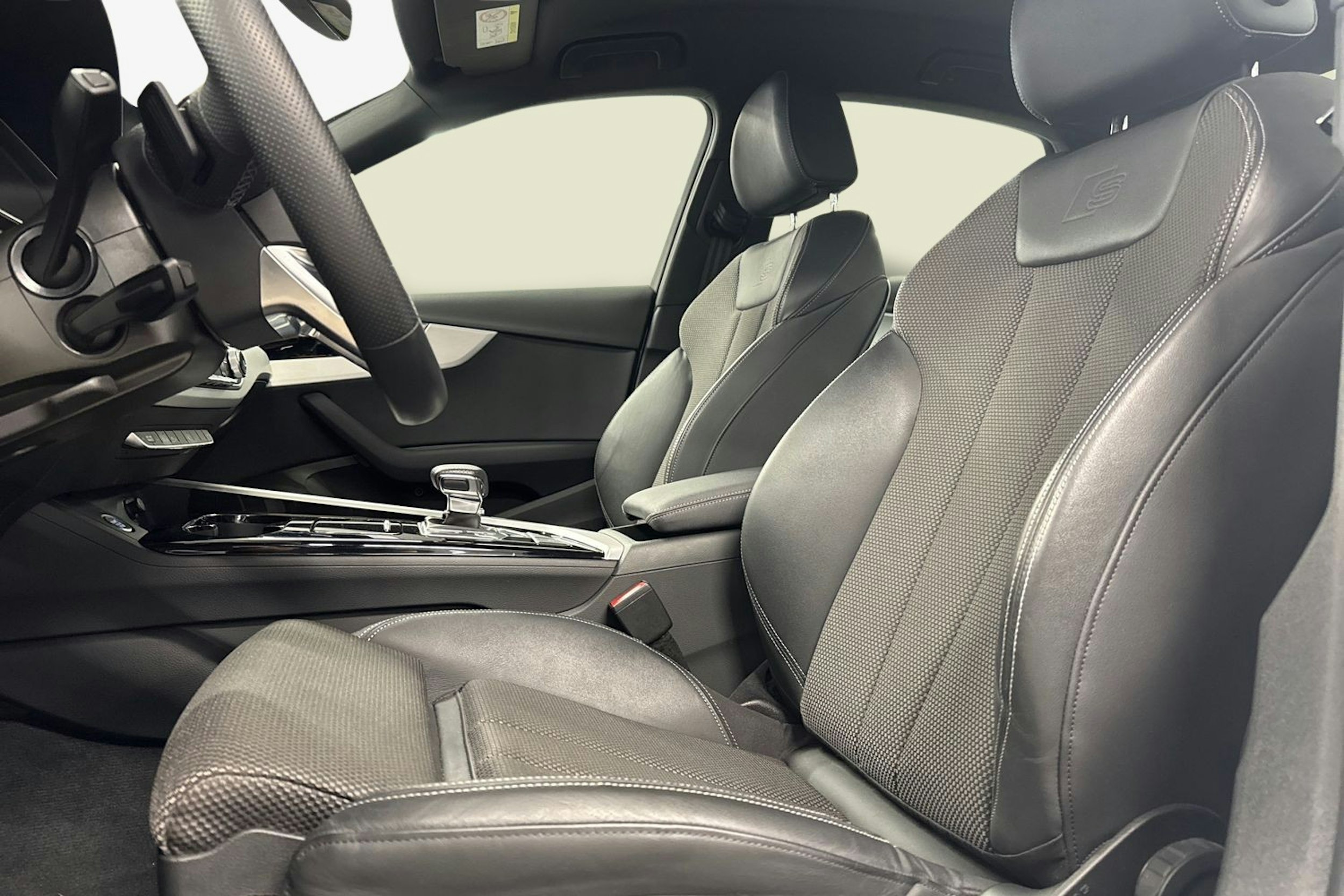 valkoinen Audi A4 2022 kuva 11.