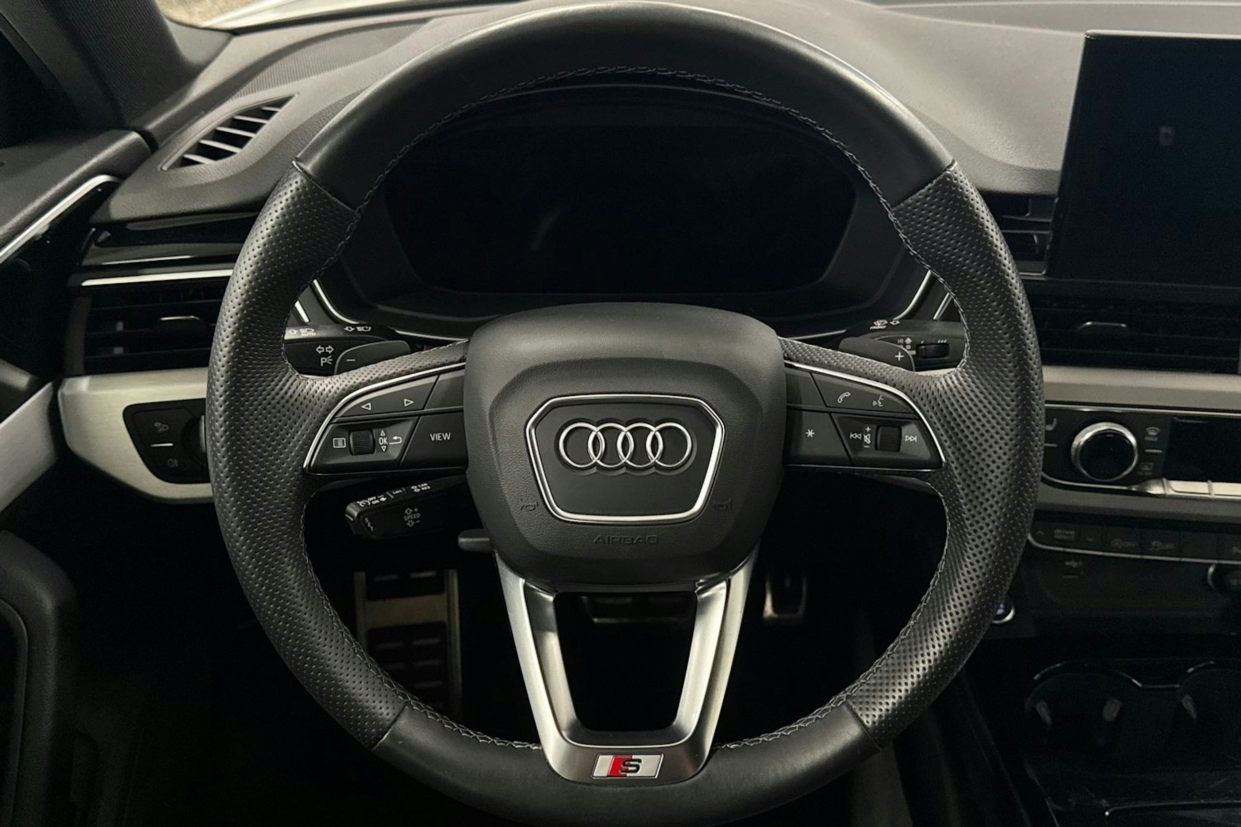 valkoinen Audi A4 2022 kuva 14.