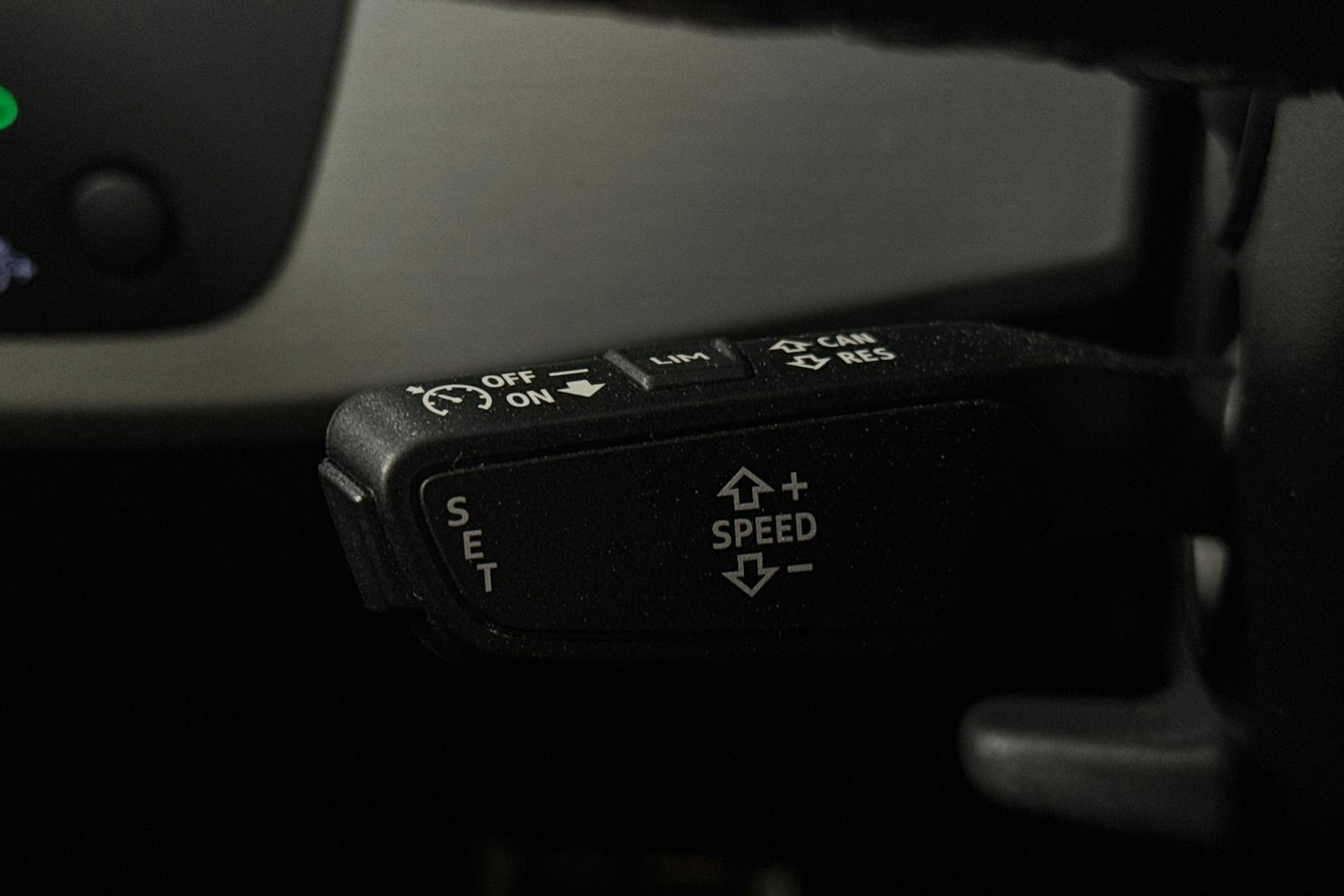 valkoinen Audi A4 2022 kuva 18.