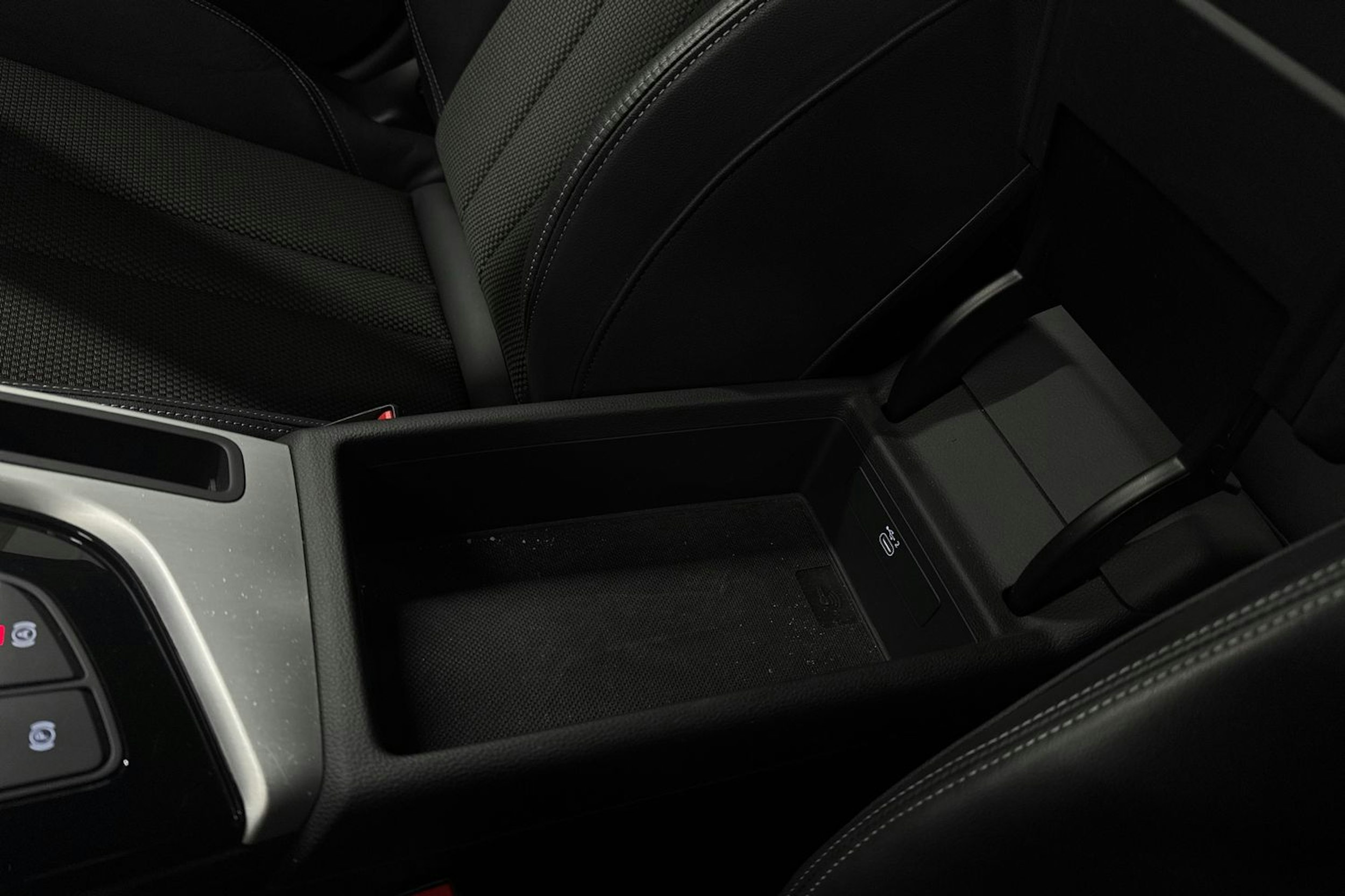 valkoinen Audi A4 2022 kuva 34.