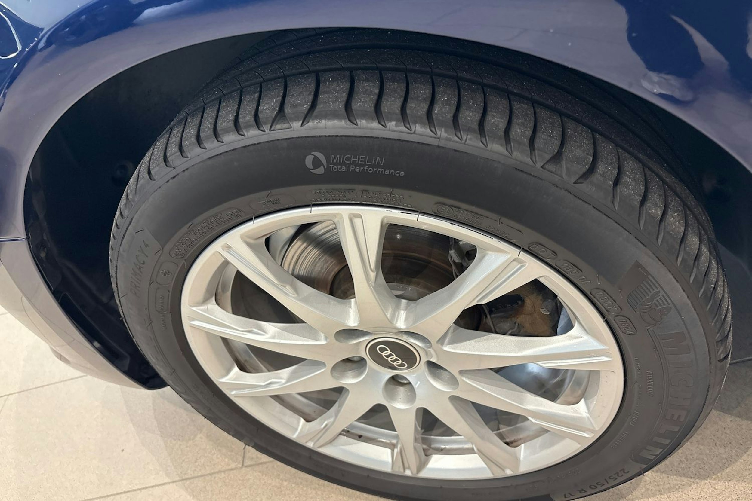 sininen Audi A4 2022 kuva 14.