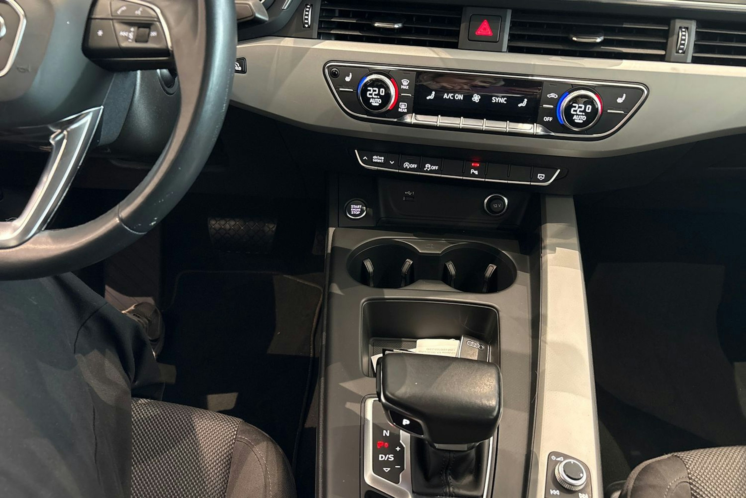 sininen Audi A4 2022 kuva 18.