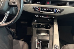 sininen Audi A4 2022 kuva 18.