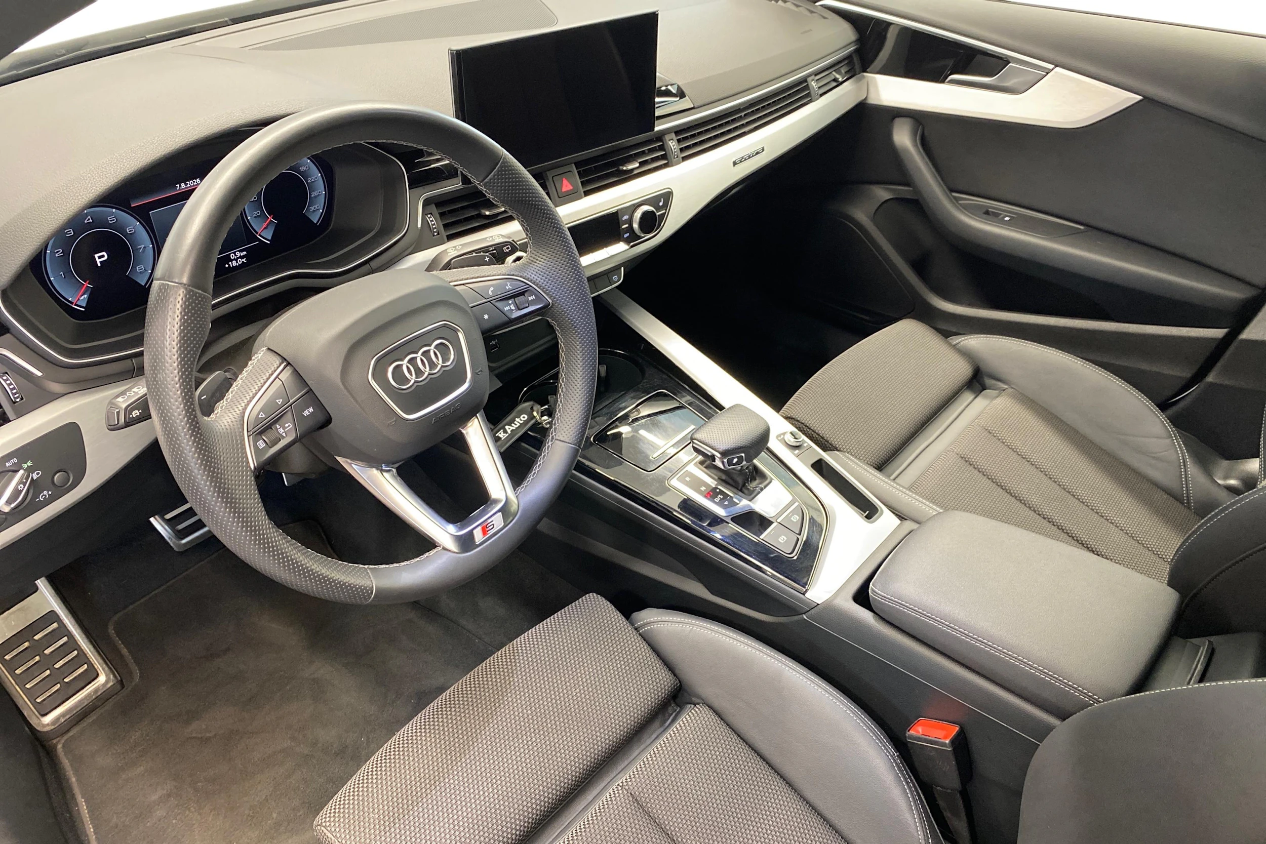 valkoinen Audi A4 2022 kuva 6.