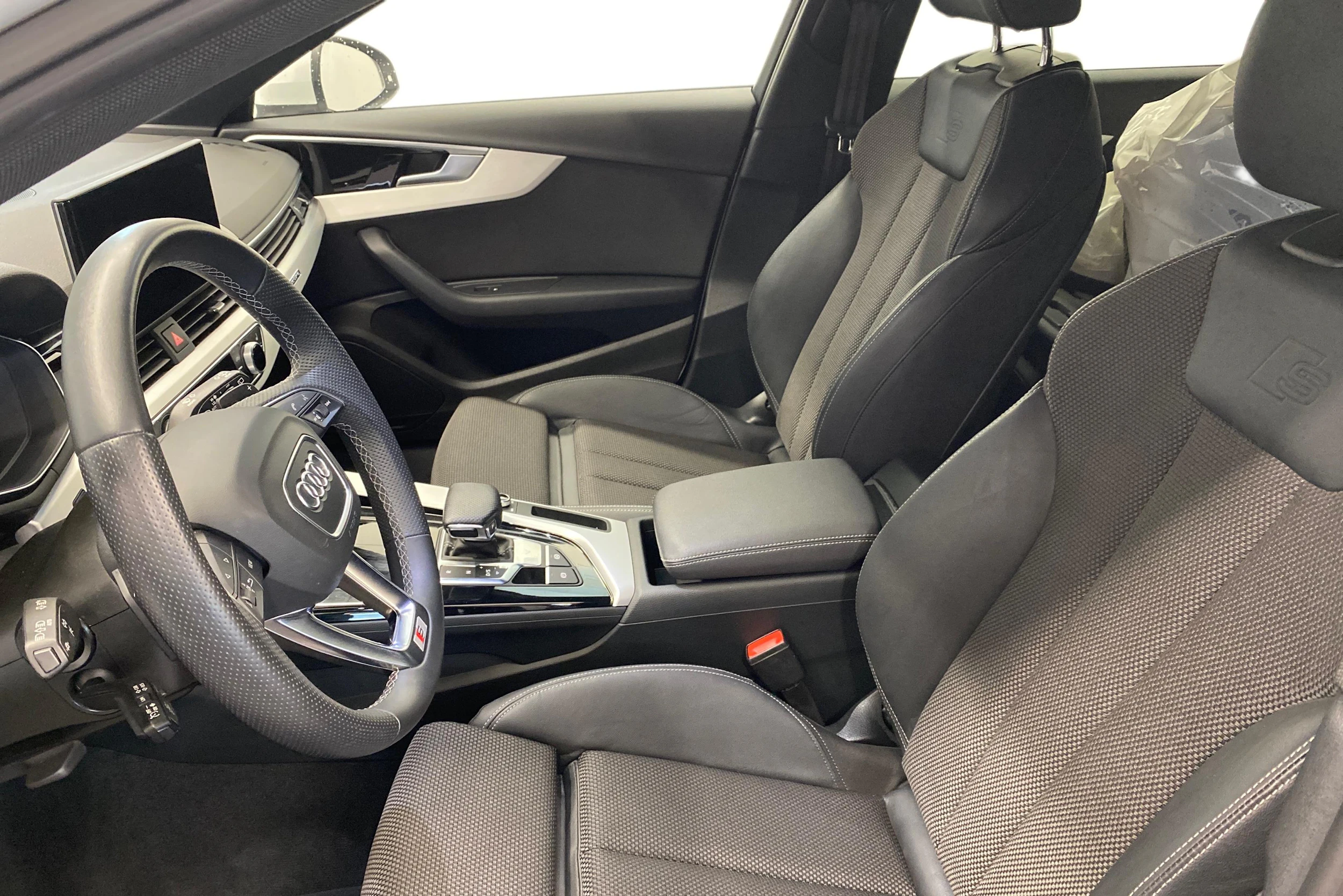 valkoinen Audi A4 2022 kuva 8.
