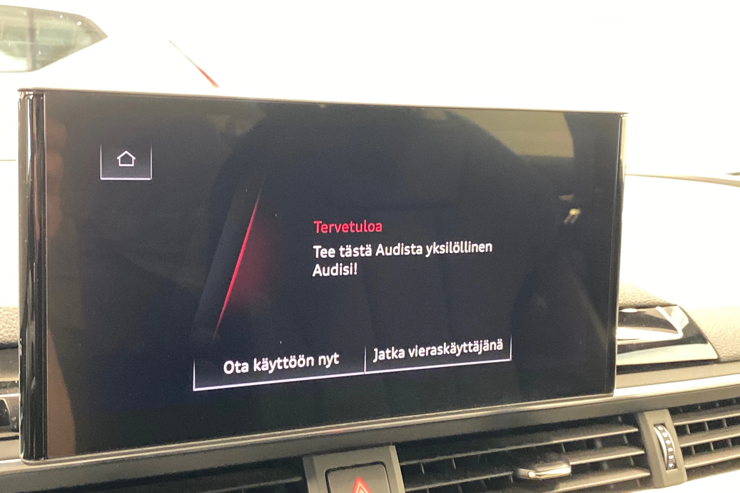 valkoinen Audi A4 2022 kuva 13.