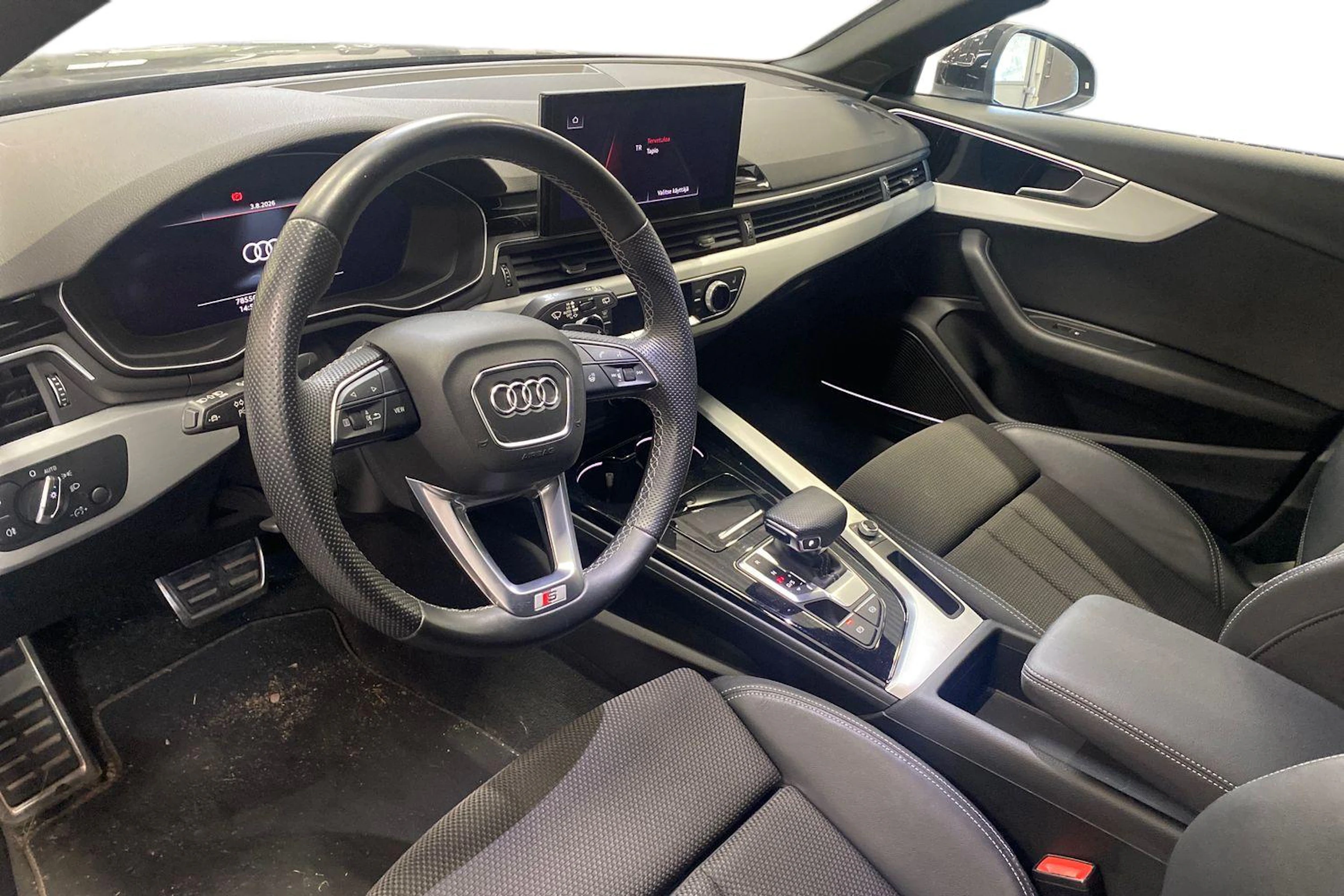 Musta Audi A4 2022 kuva 3.