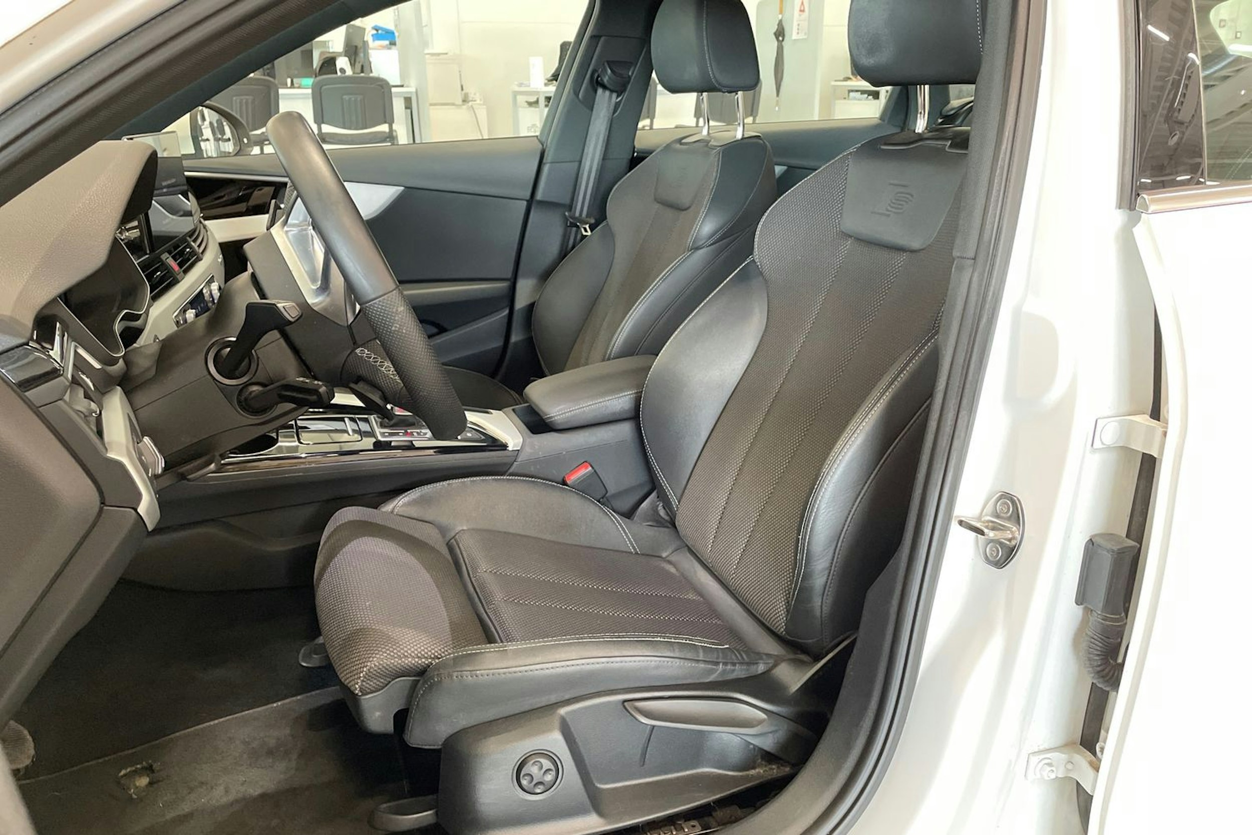 valkoinen Audi A4 2022 kuva 14.