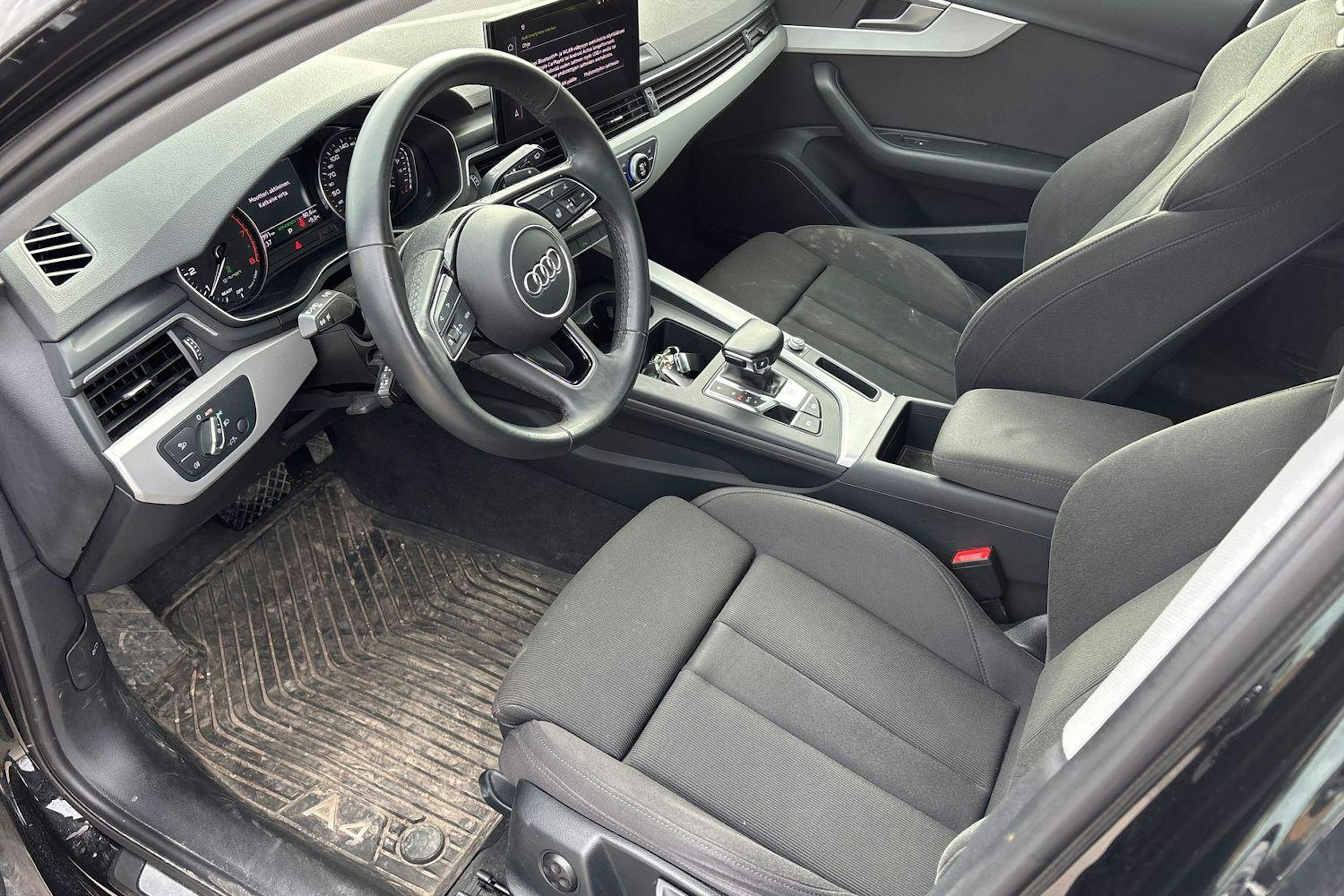 Musta Audi A4 2022 kuva 3.