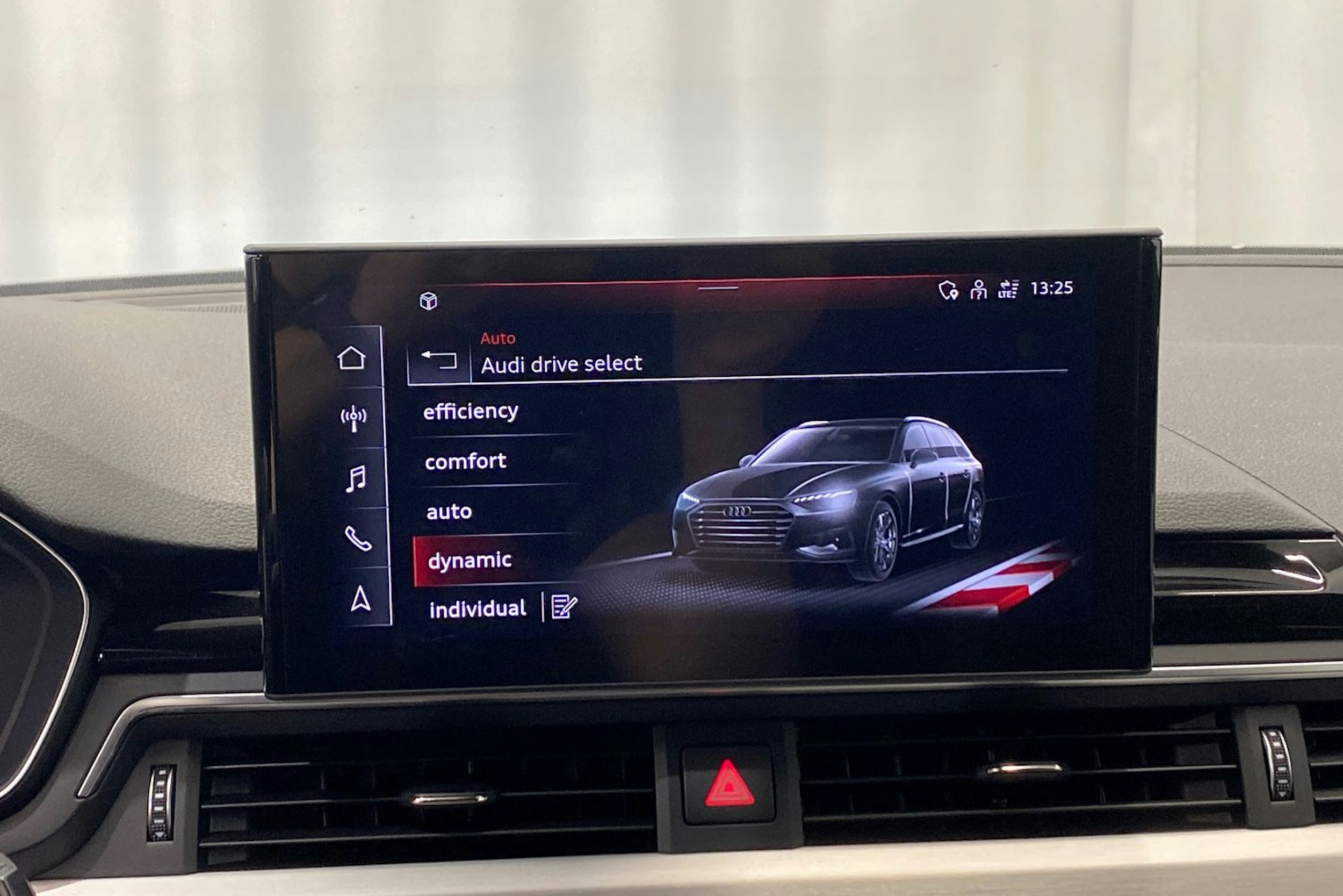 musta Audi A4 2022 kuva 28.