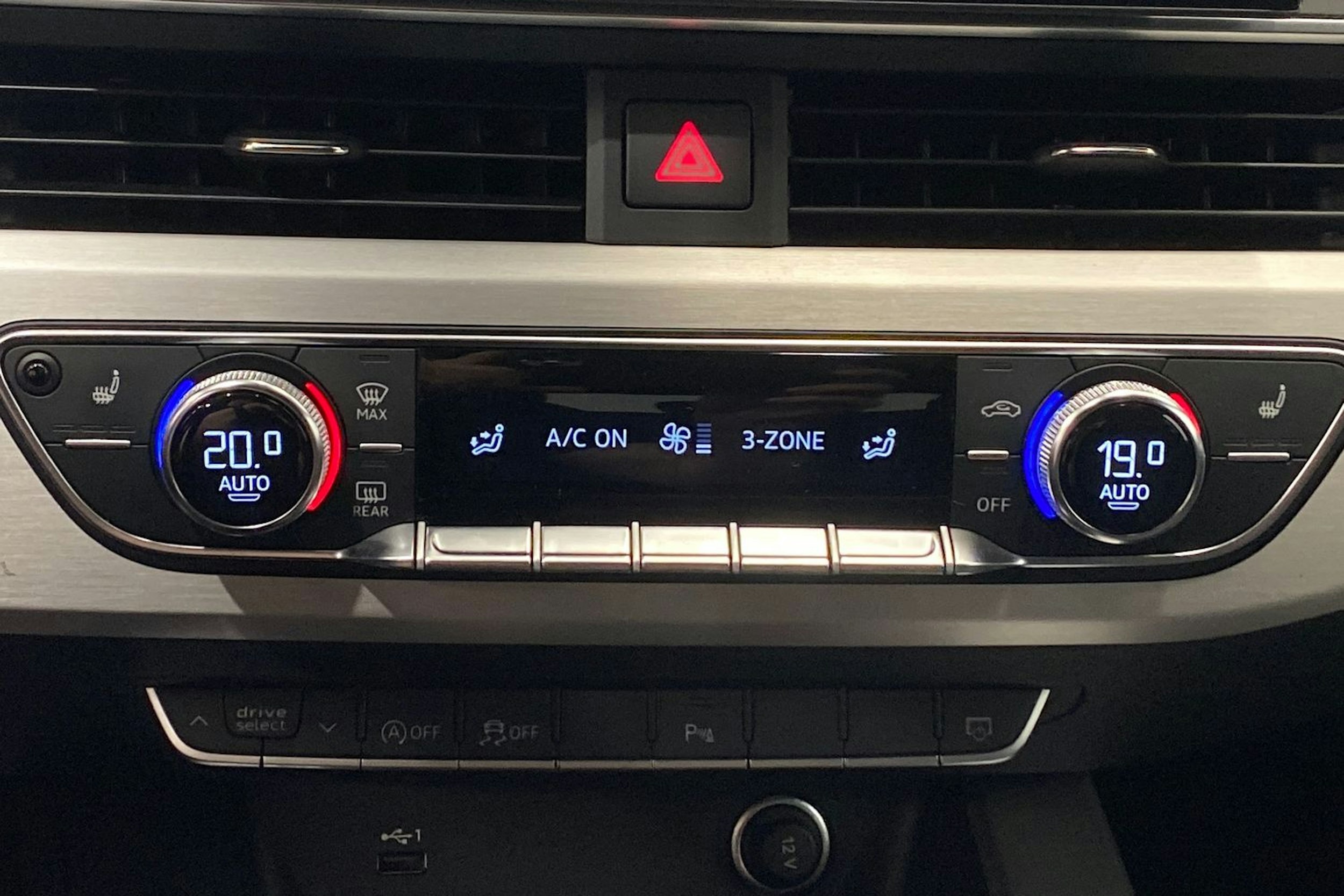 musta Audi A4 2022 kuva 32.