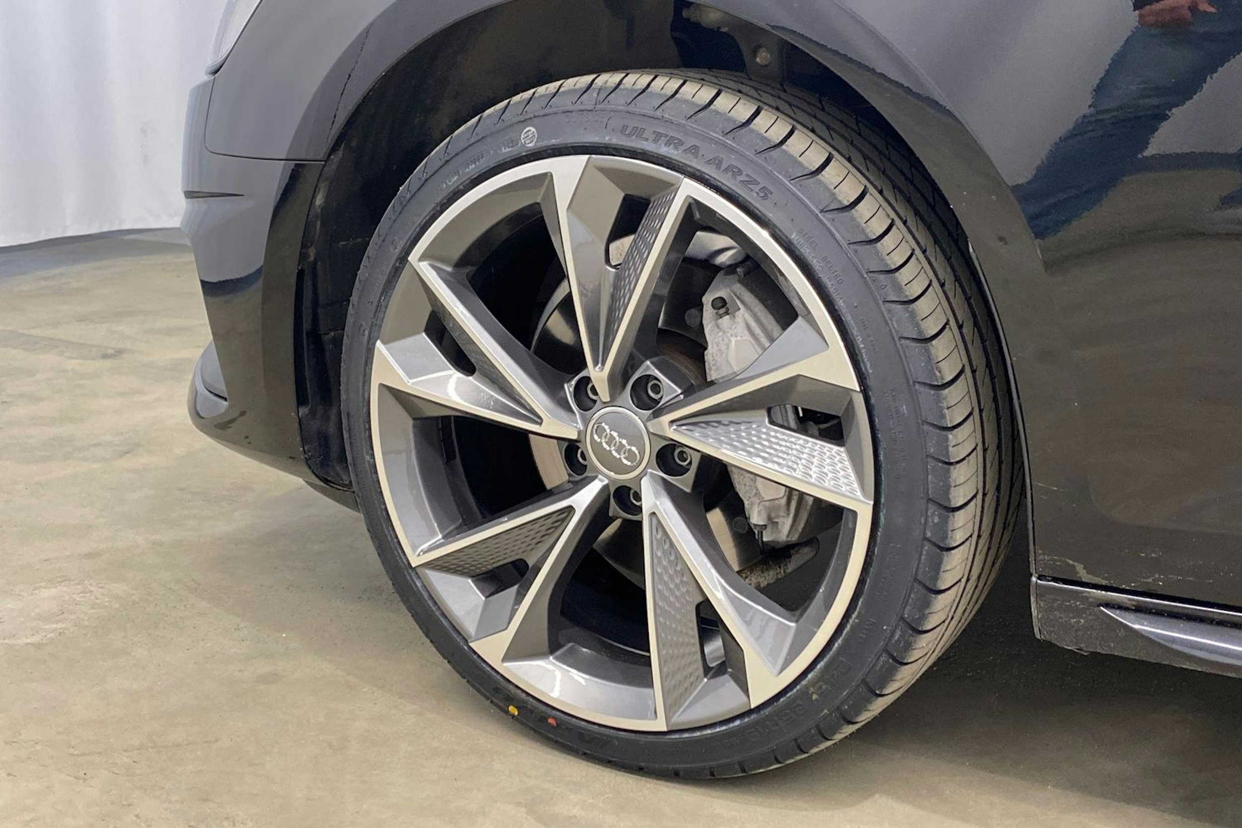 musta Audi A4 2022 kuva 38.