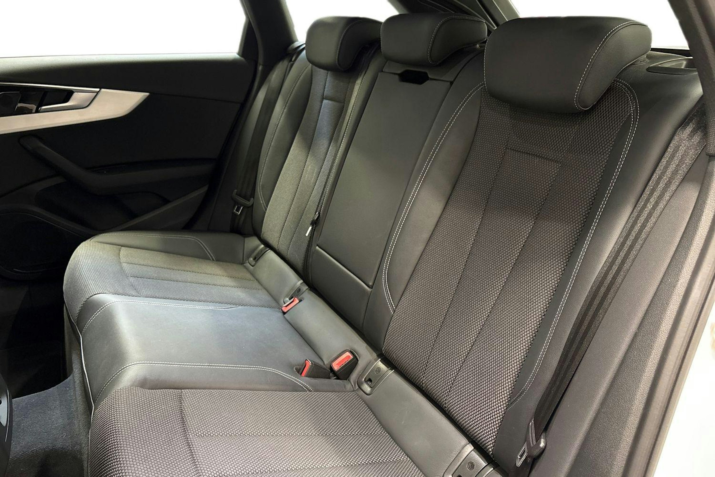 valkoinen Audi A4 2022 kuva 10.