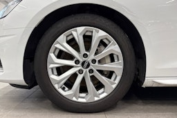 valkoinen Audi A4 2022 kuva 11.