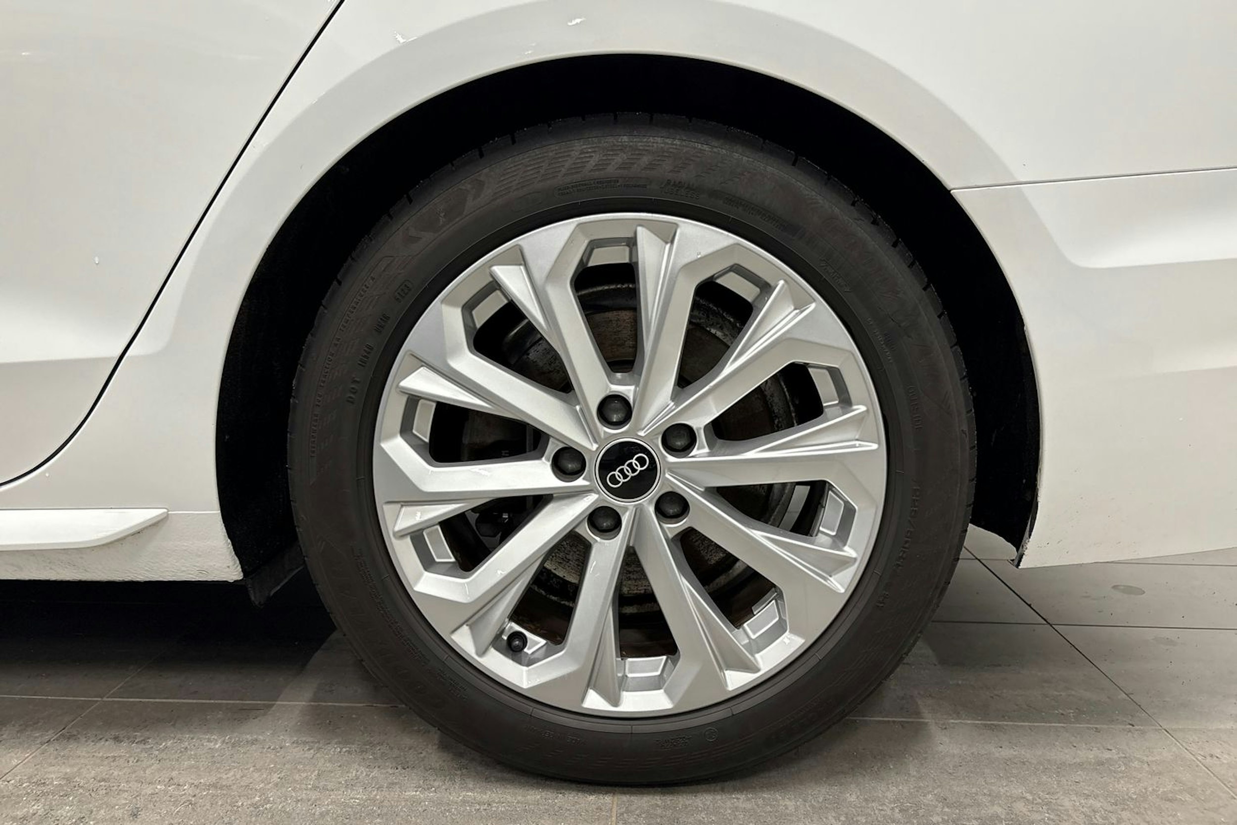 valkoinen Audi A4 2022 kuva 13.