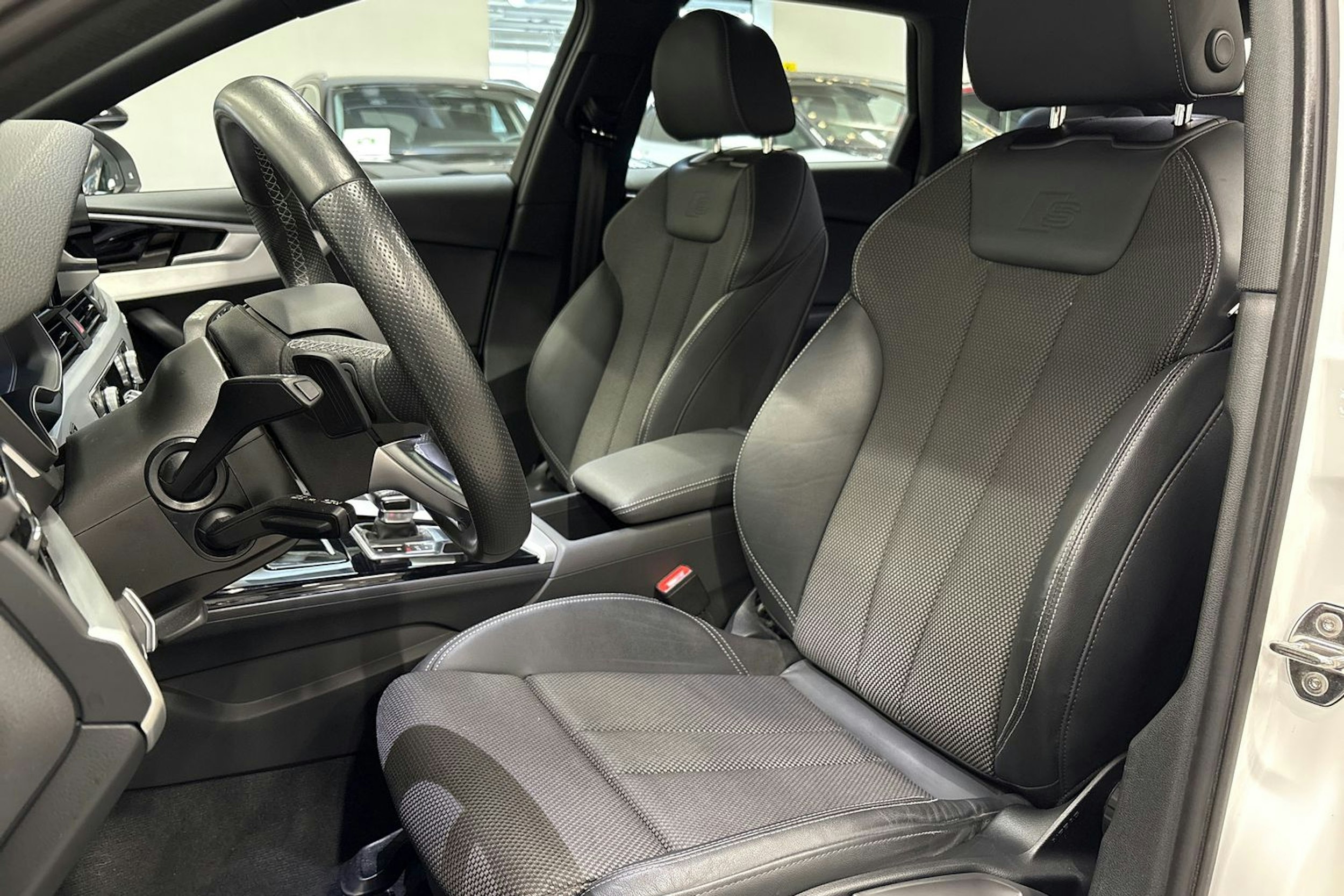 valkoinen Audi A4 2022 kuva 14.