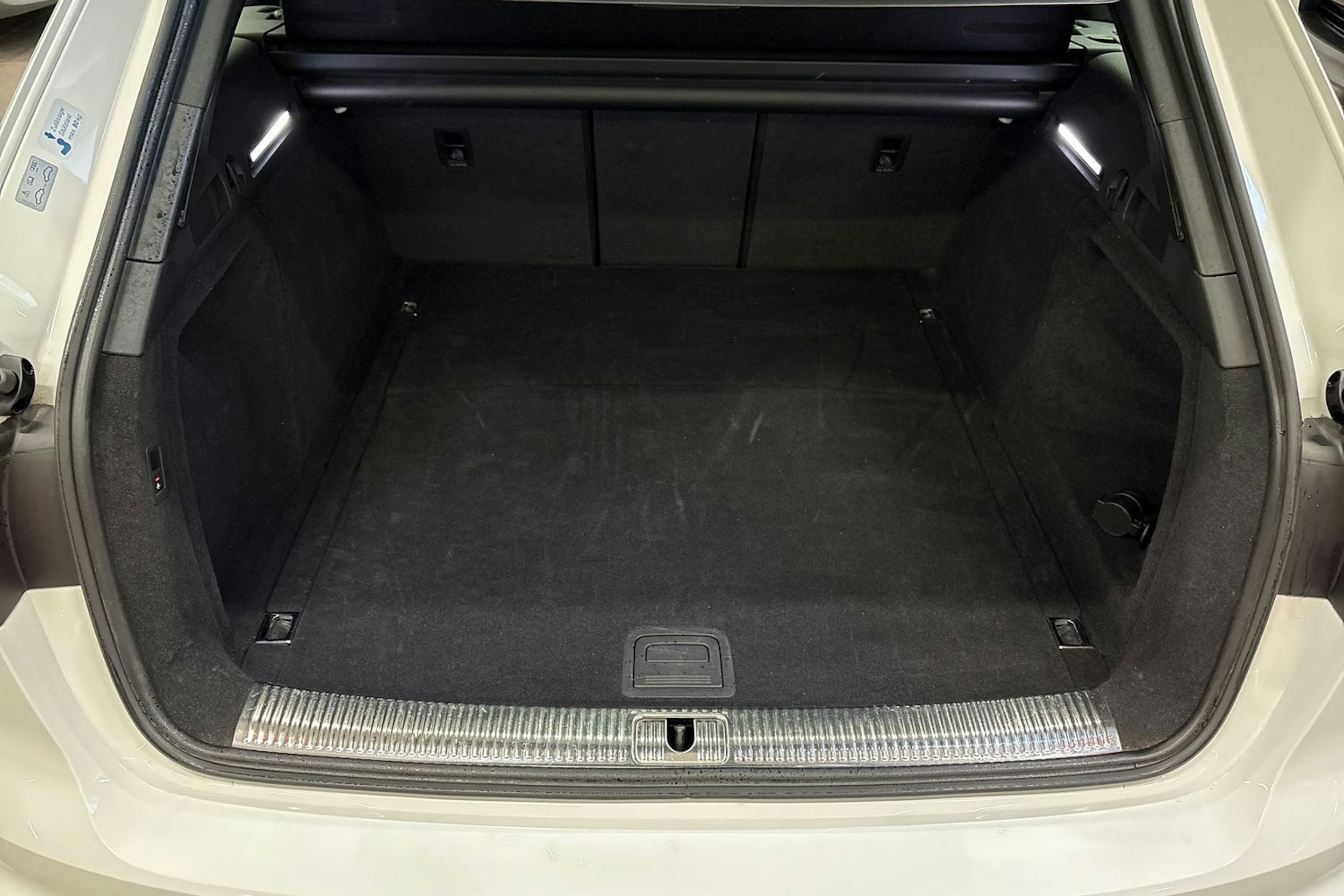 valkoinen Audi A4 2022 kuva 16.