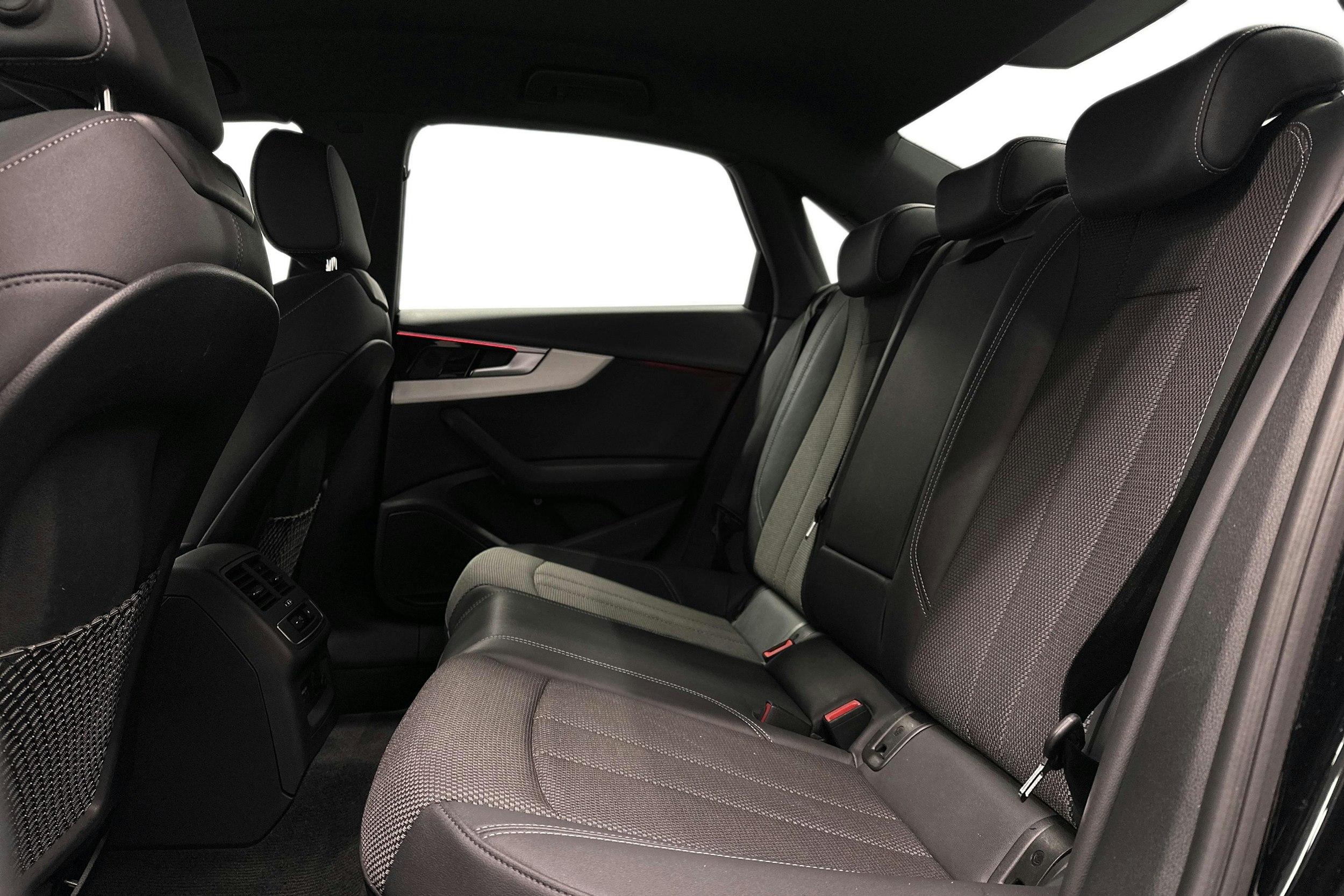 musta Audi A4 2022 kuva 10.