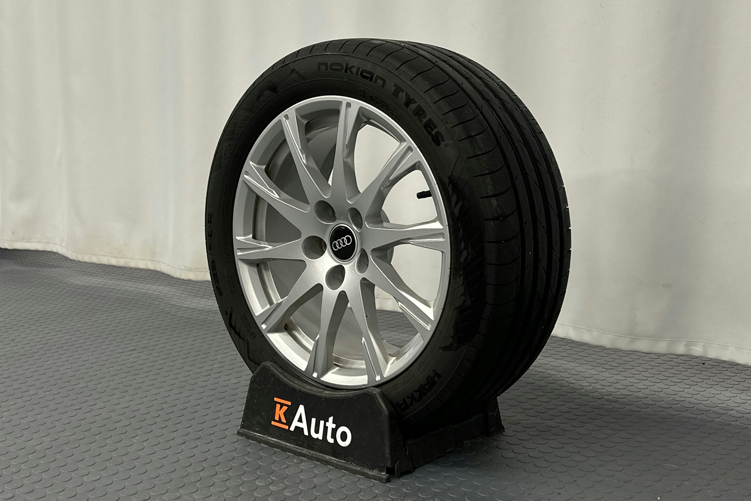 musta Audi A4 2022 kuva 13.