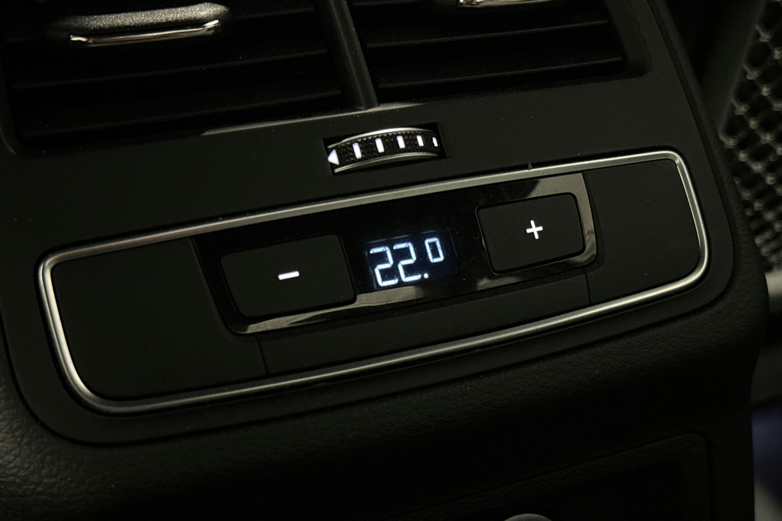 musta Audi A4 2022 kuva 15.