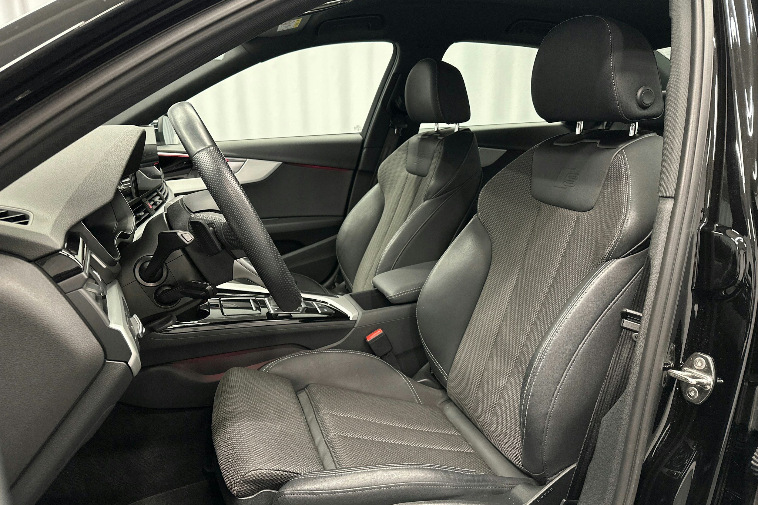 musta Audi A4 2022 kuva 16.