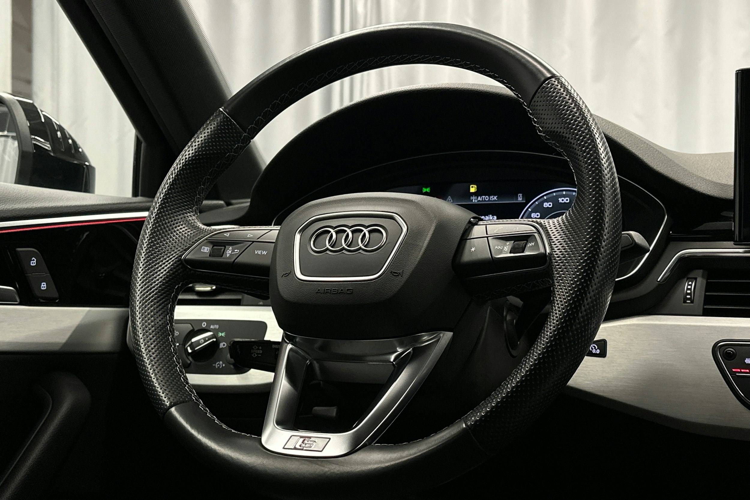 musta Audi A4 2022 kuva 17.