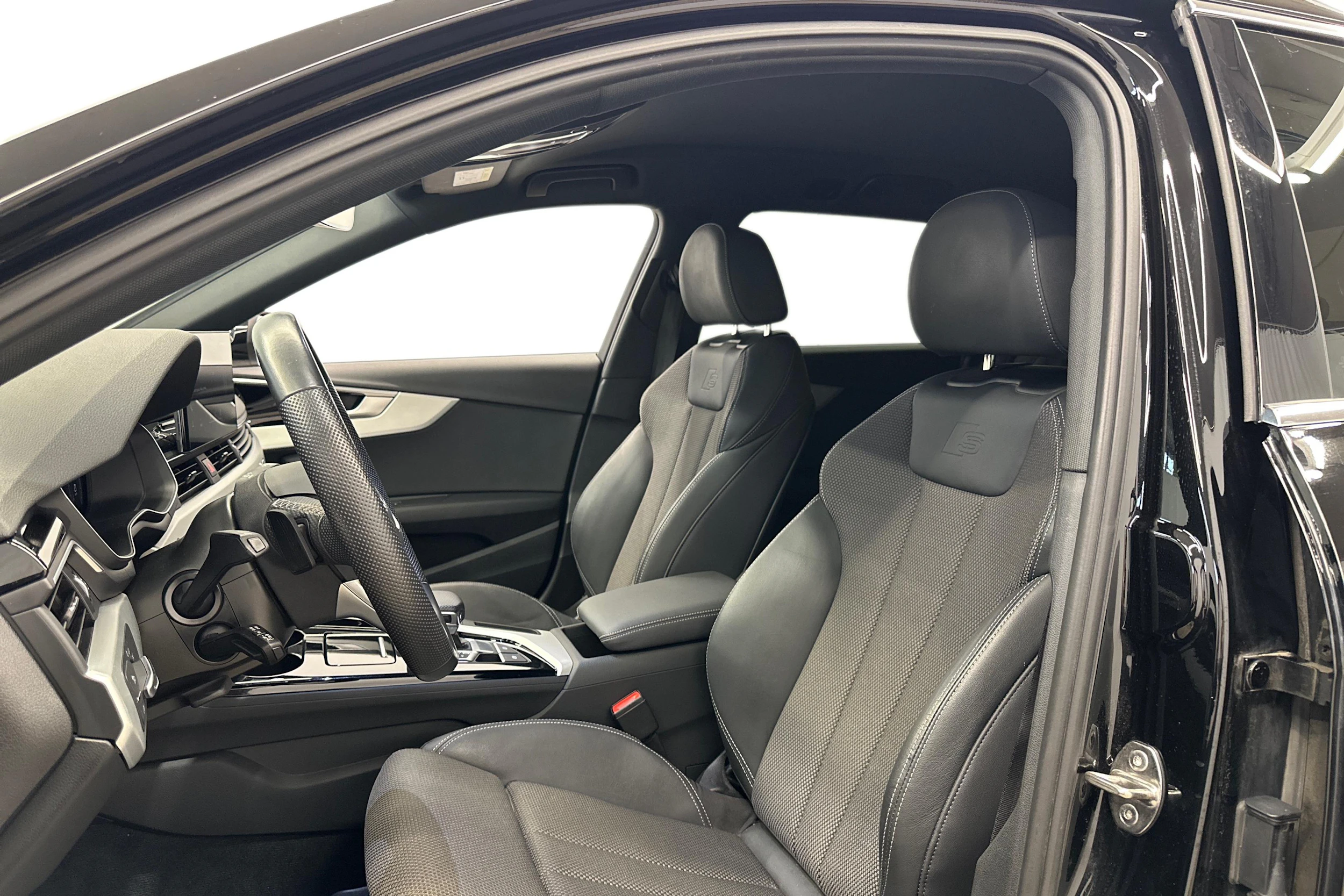 musta Audi A4 2022 kuva 6.
