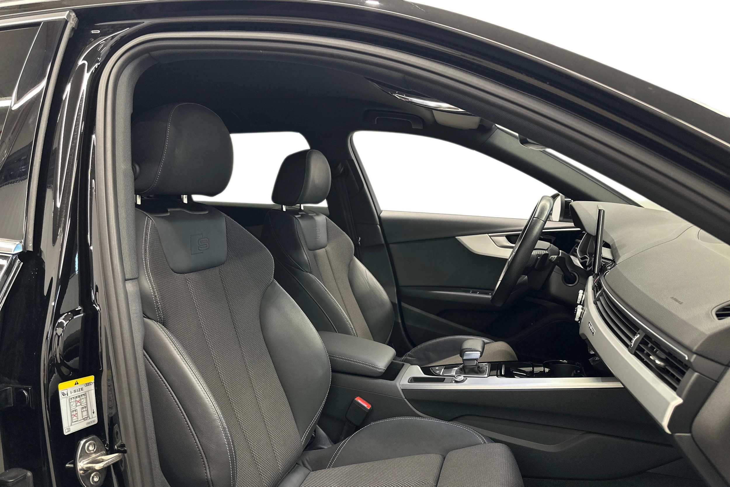 musta Audi A4 2022 kuva 7.
