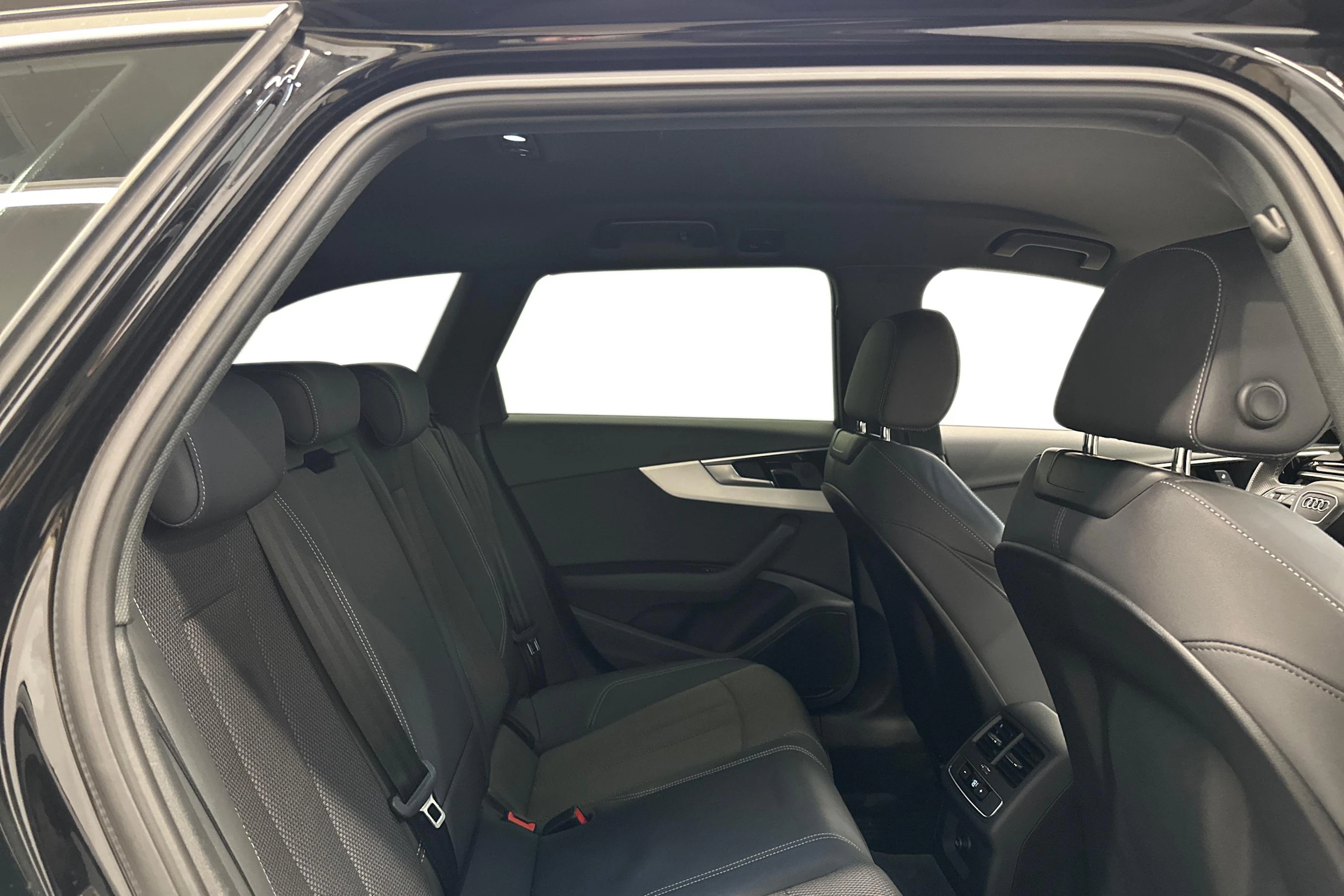 musta Audi A4 2022 kuva 9.
