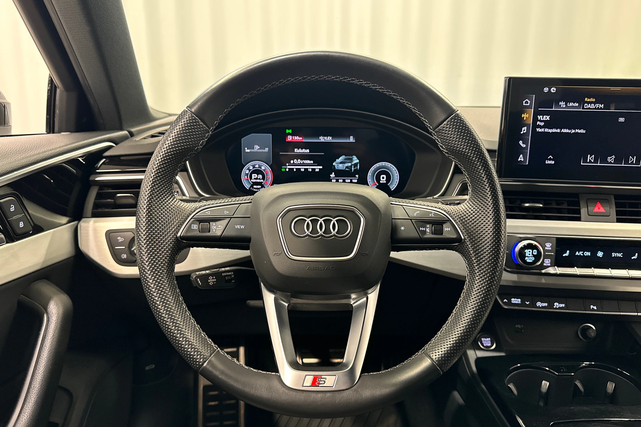 musta Audi A4 2022 kuva 12.
