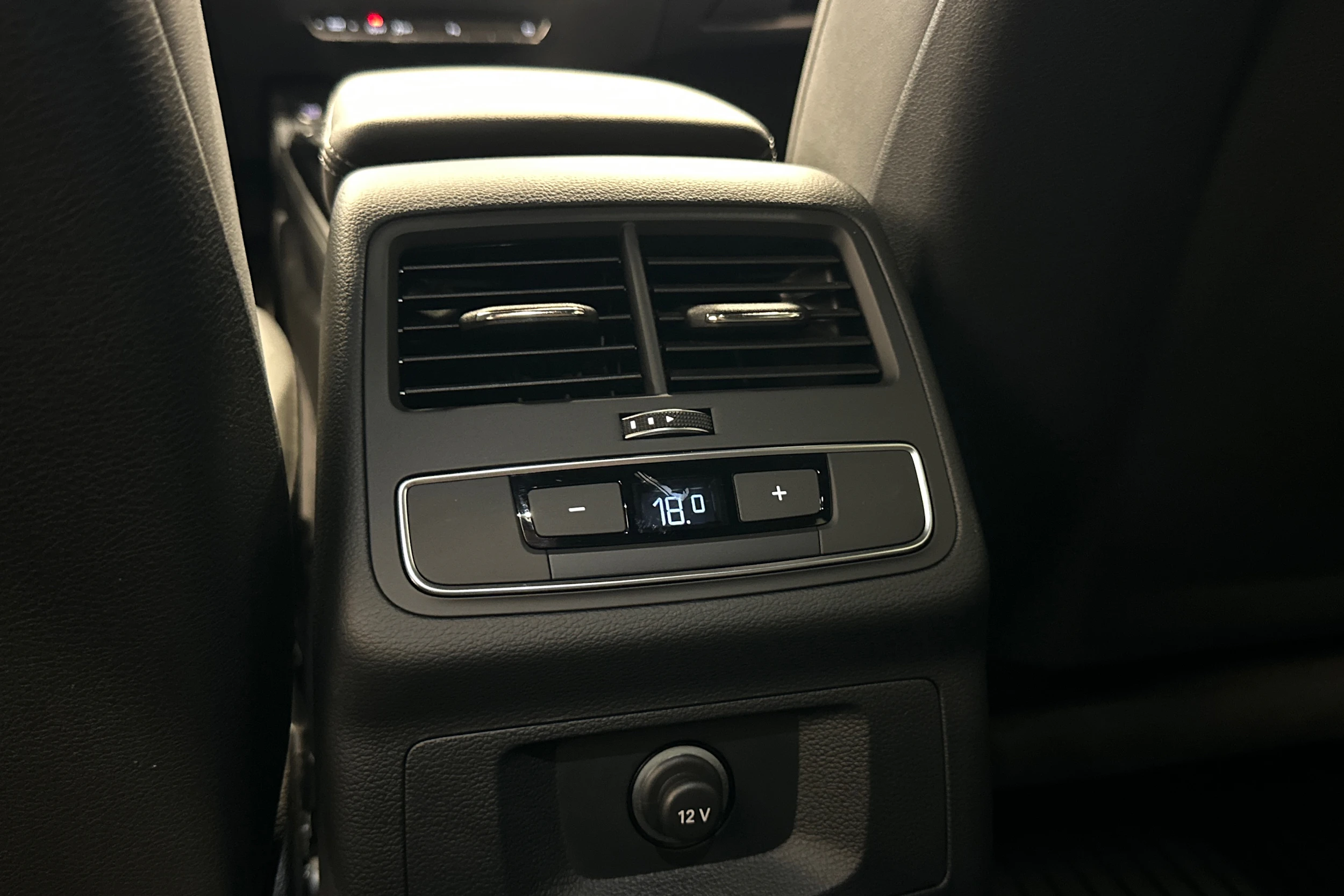 musta Audi A4 2022 kuva 24.