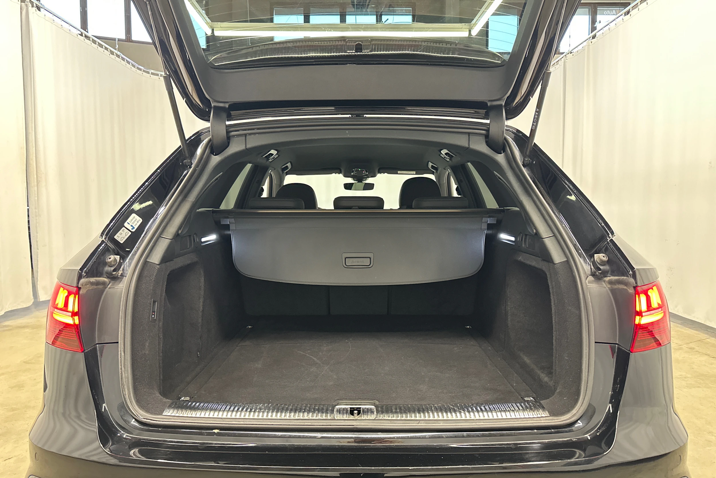 musta Audi A4 2022 kuva 25.