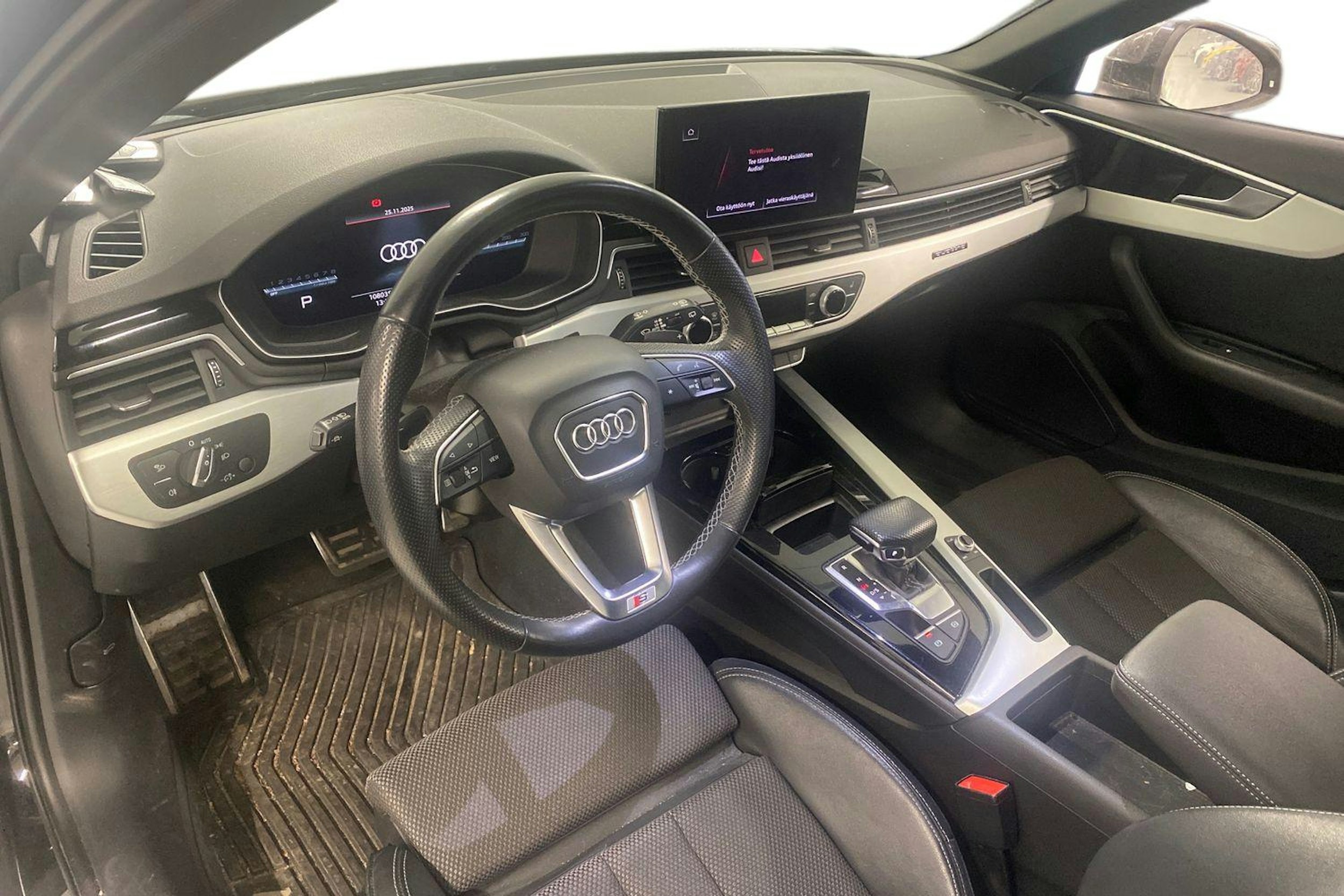 Musta Audi A4 2022 kuva 3.