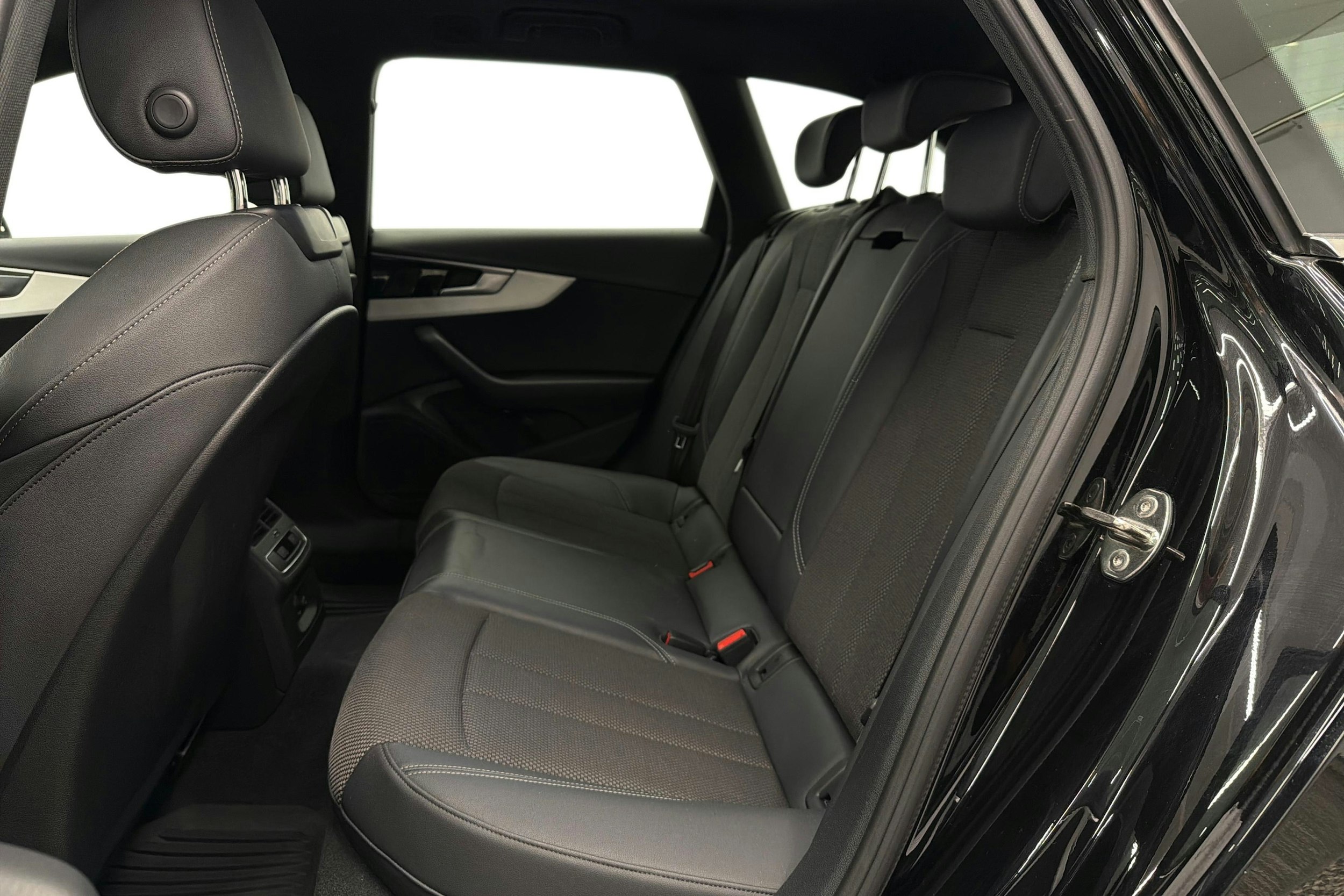 Musta Audi A4 2022 kuva 10.