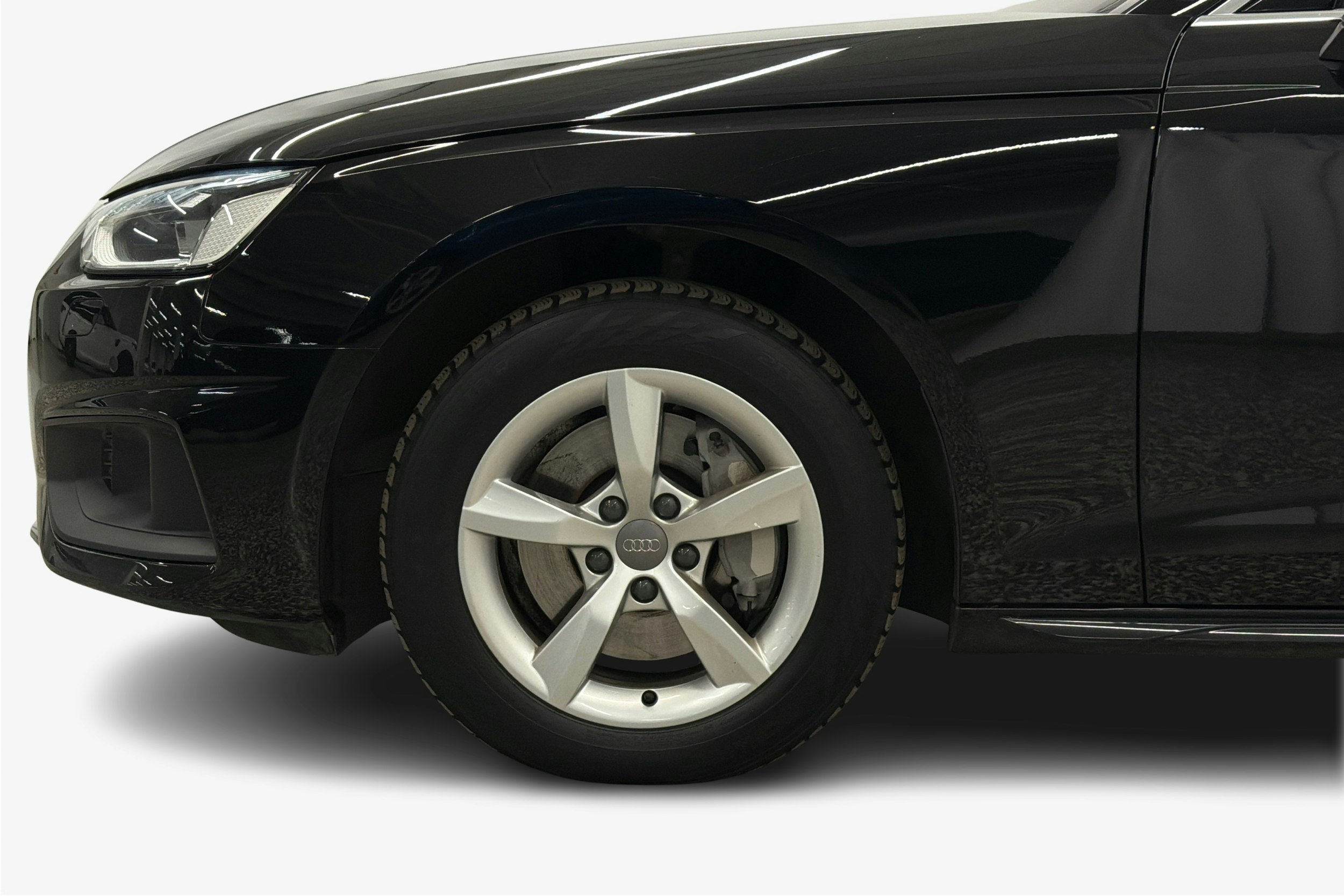 Musta Audi A4 2022 kuva 11.